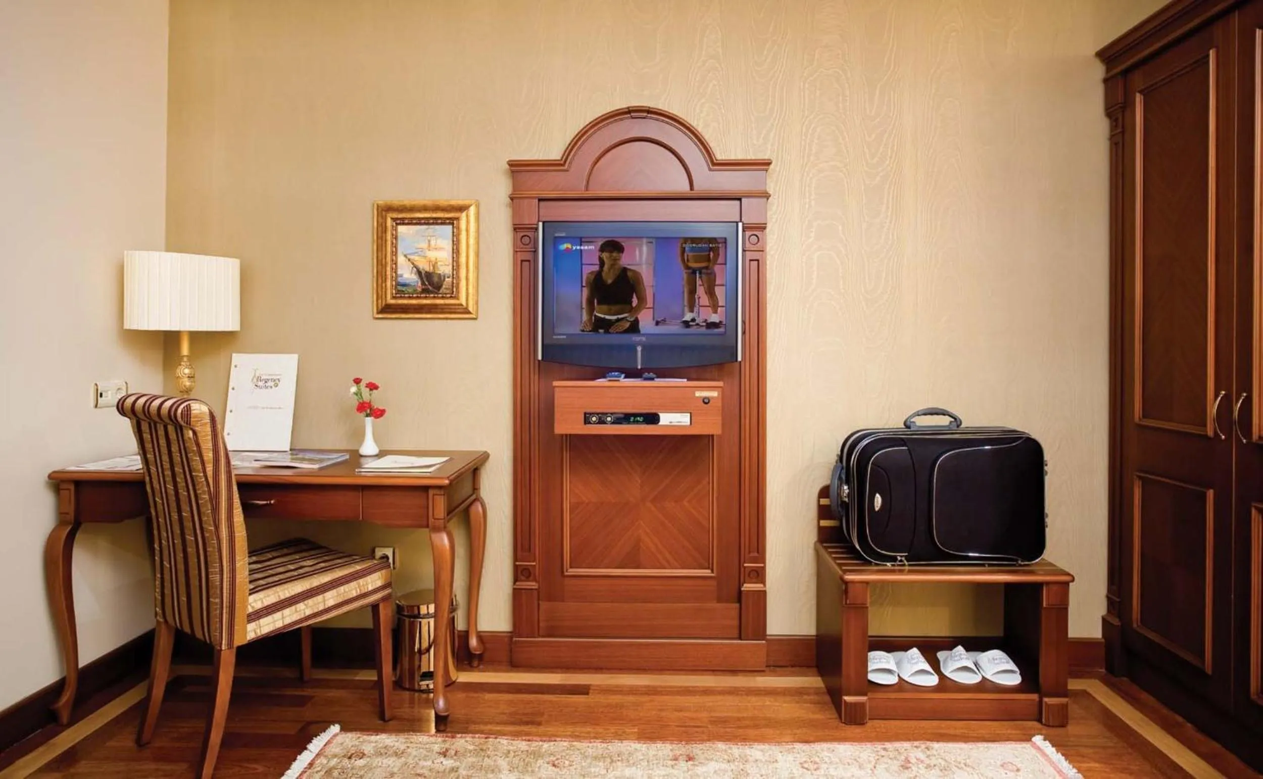 TV and multimedia in GLK PREMIER Regency Suites & Spa