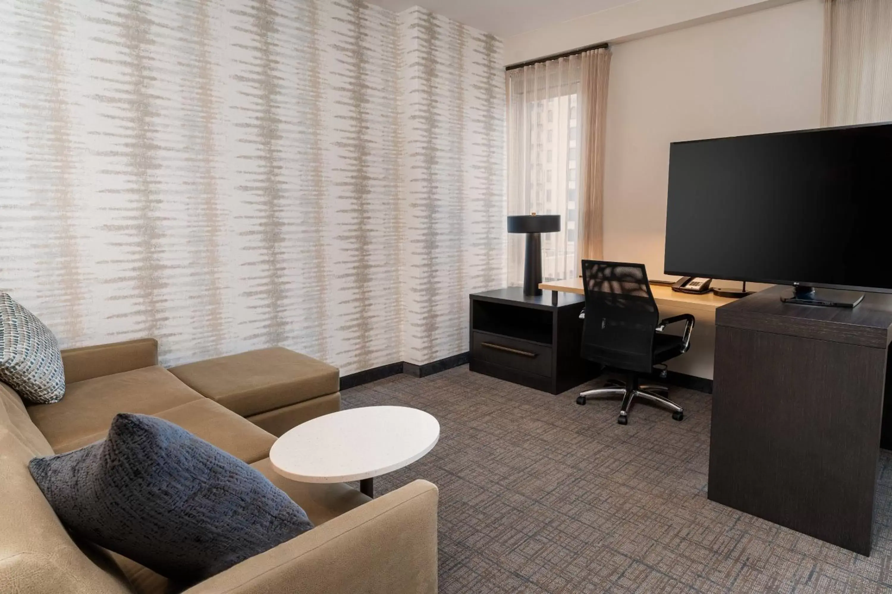 Living room, TV/Entertainment Center in Residence Inn by Marriott Grand Rapids Downtown