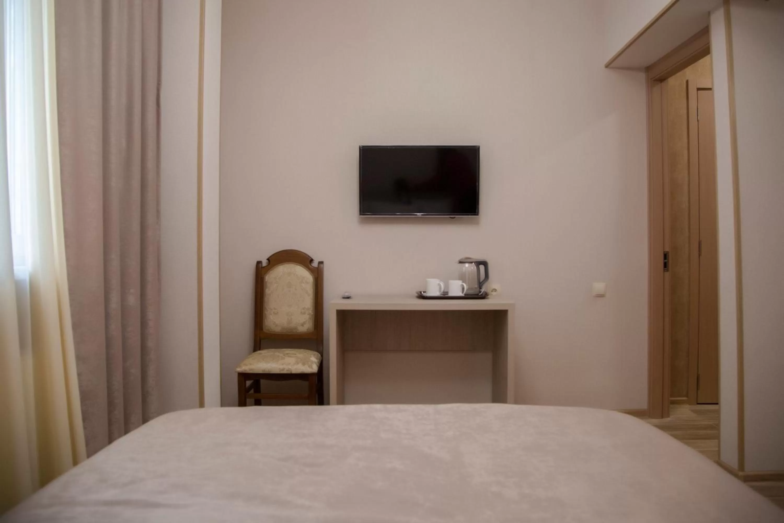 Coffee/tea facilities, Bed in Family Hotel Triston