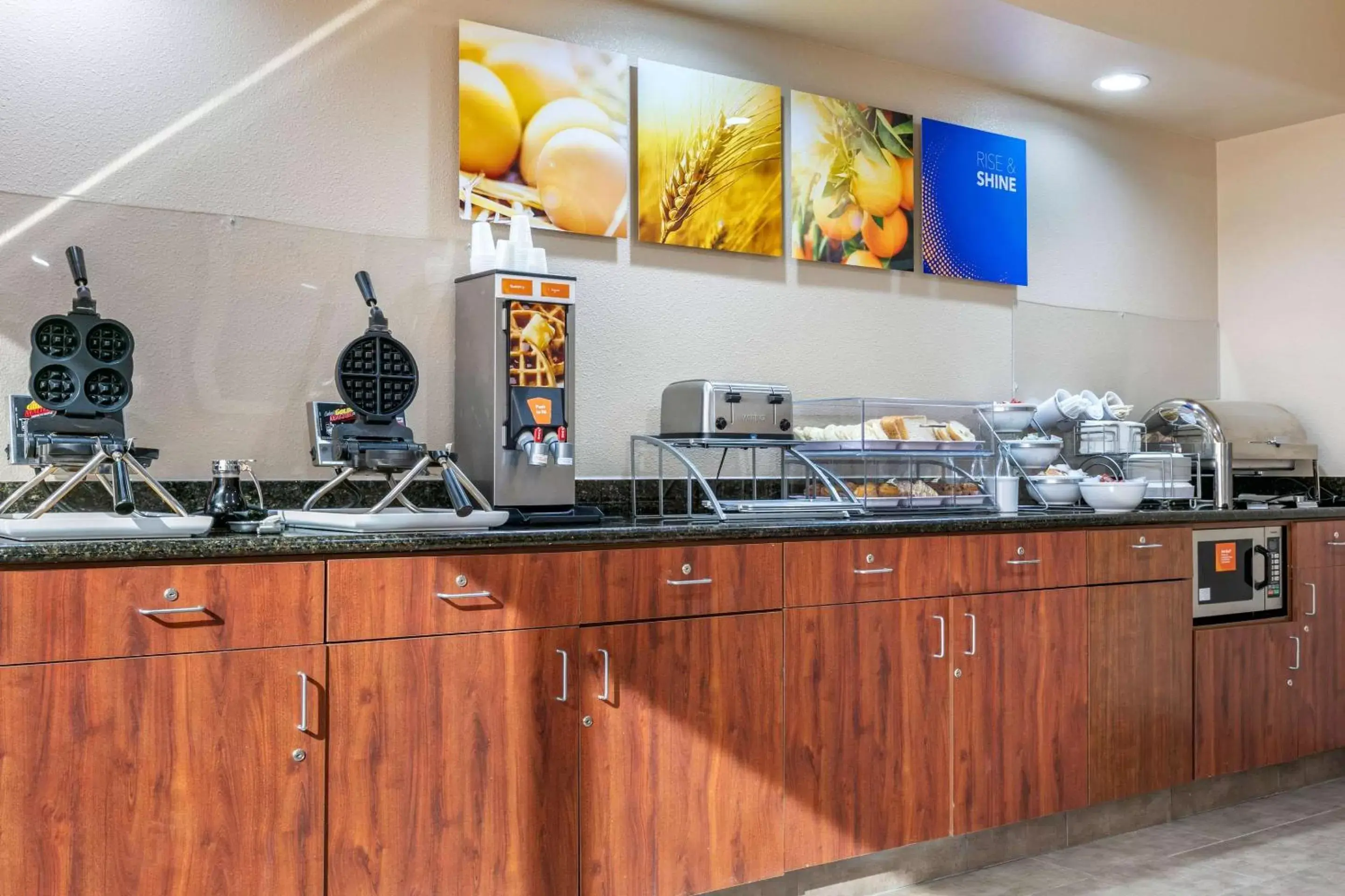 Restaurant/places to eat, Kitchen/Kitchenette in Comfort Inn and Suites Van Buren - Fort Smith