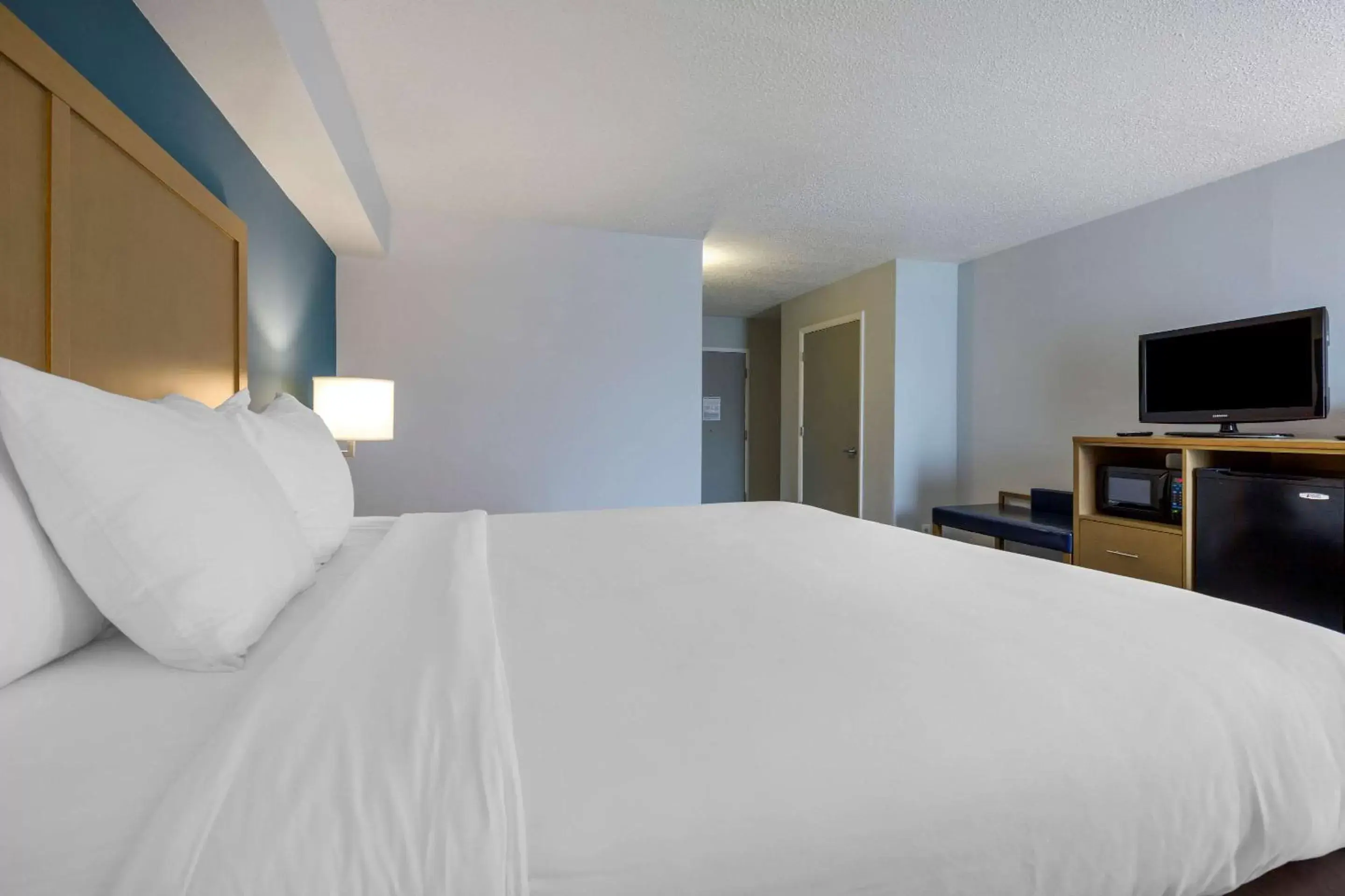 Bedroom, Bed in Comfort Inn & Suites Alexandria West