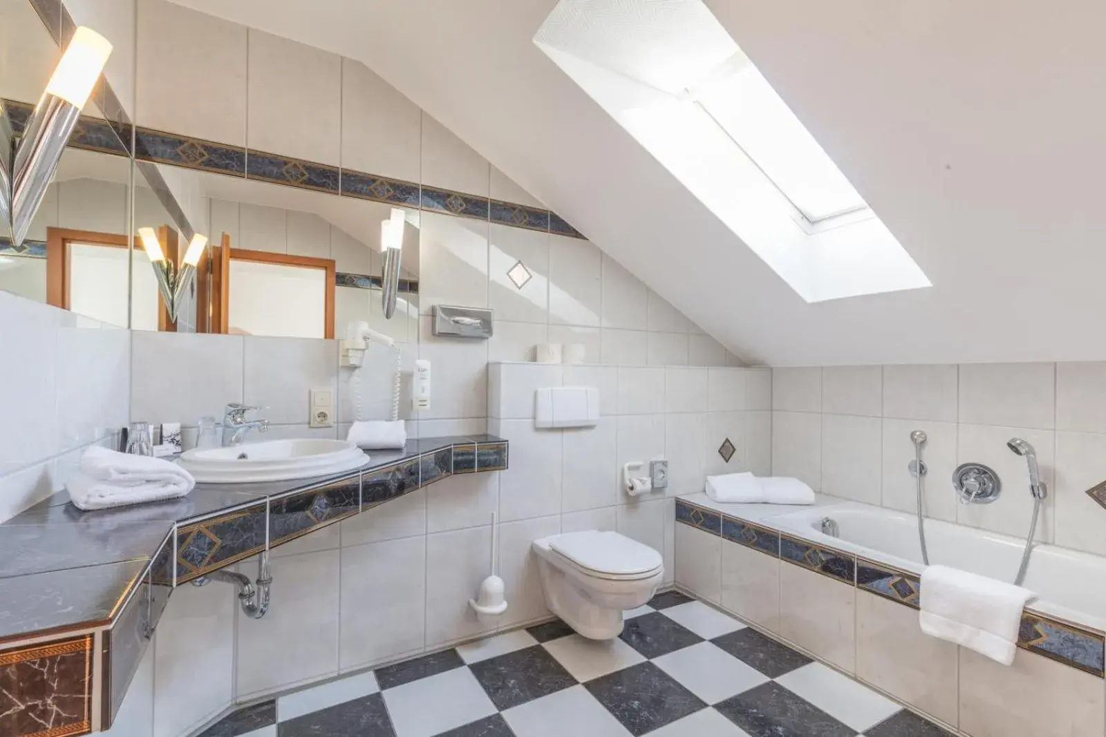 Photo of the whole room, Bathroom in Sport- und Tagungshotel De Poort