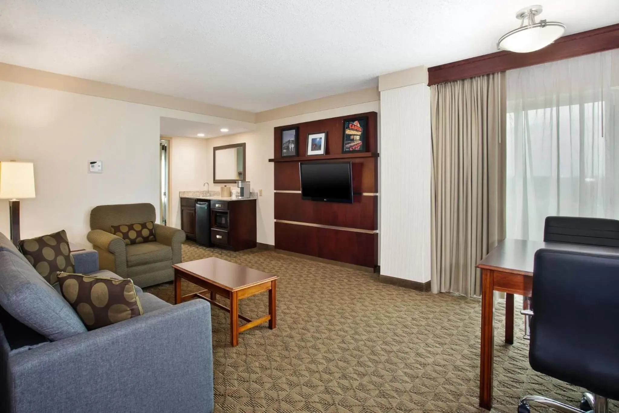 Photo of the whole room, Seating Area in Holiday Inn University Plaza-Bowling Green, an IHG Hotel