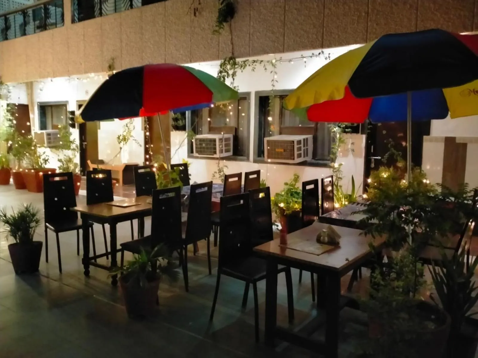 Restaurant/places to eat in Hotel Sidhartha Walking Distance From TajMahal