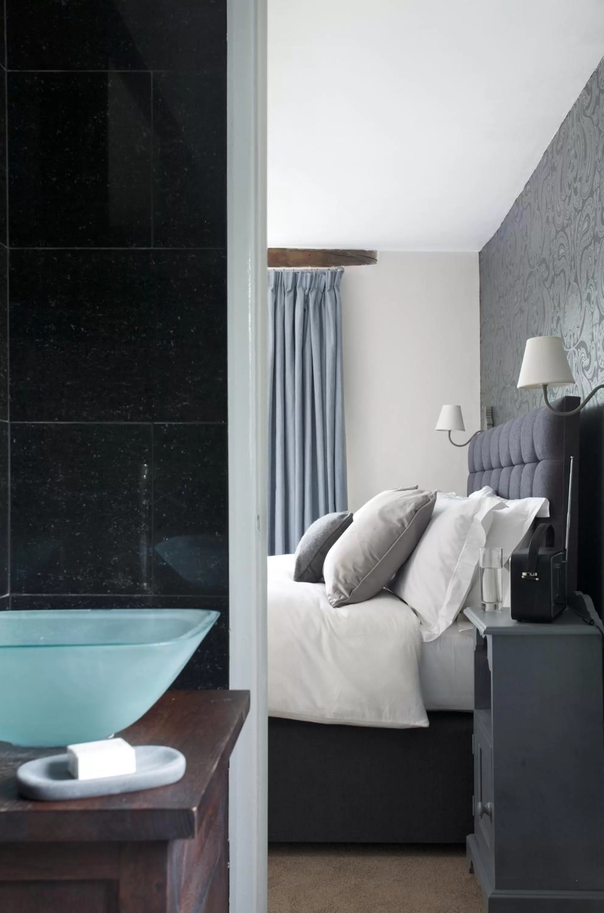 Bedroom, Bed in The Queen's Inn