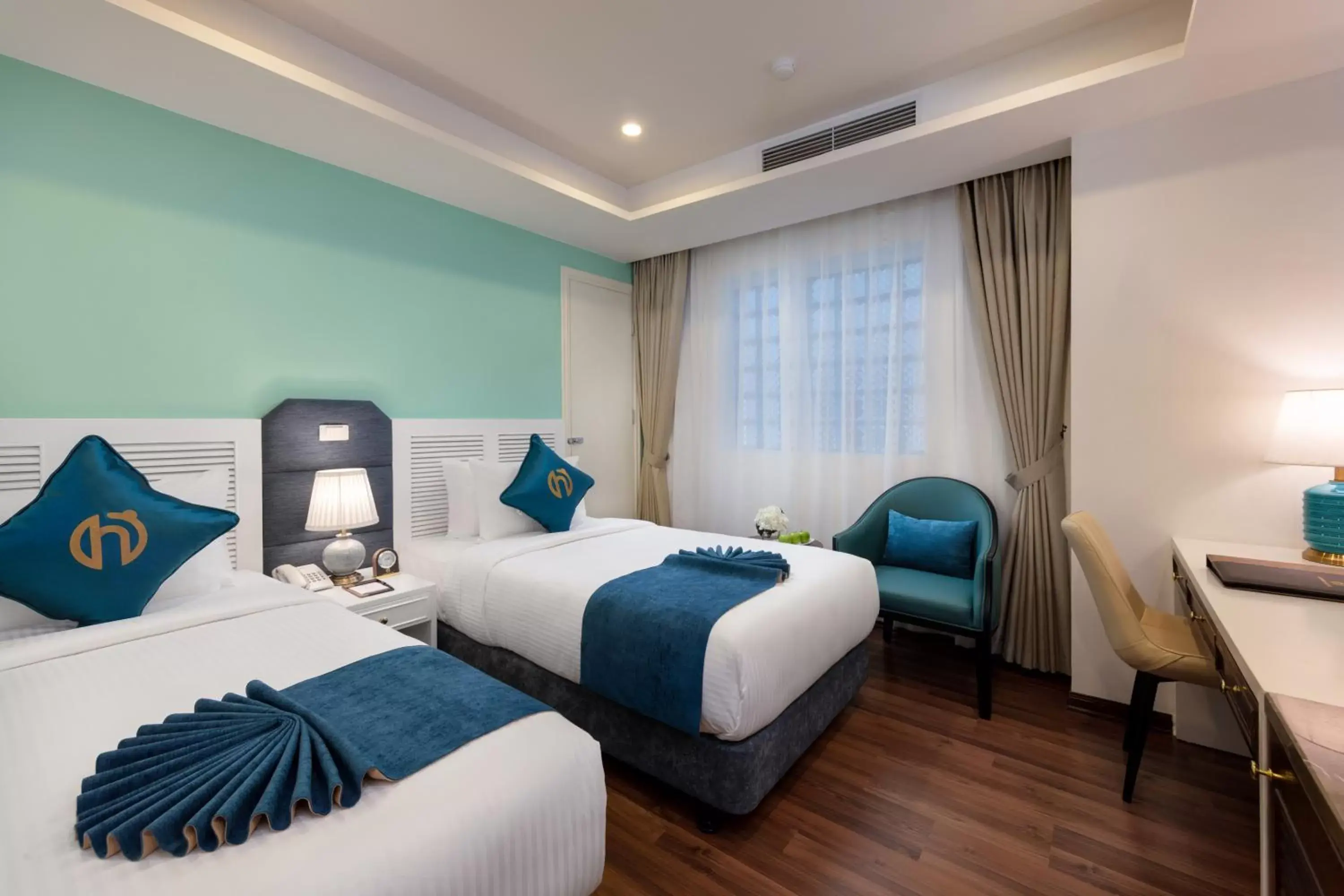 Bedroom, Bed in Minasi HanoiOi Lakeside Hotel Bedroom, Bed in Minasi HanoiOi Lakeside Hotel