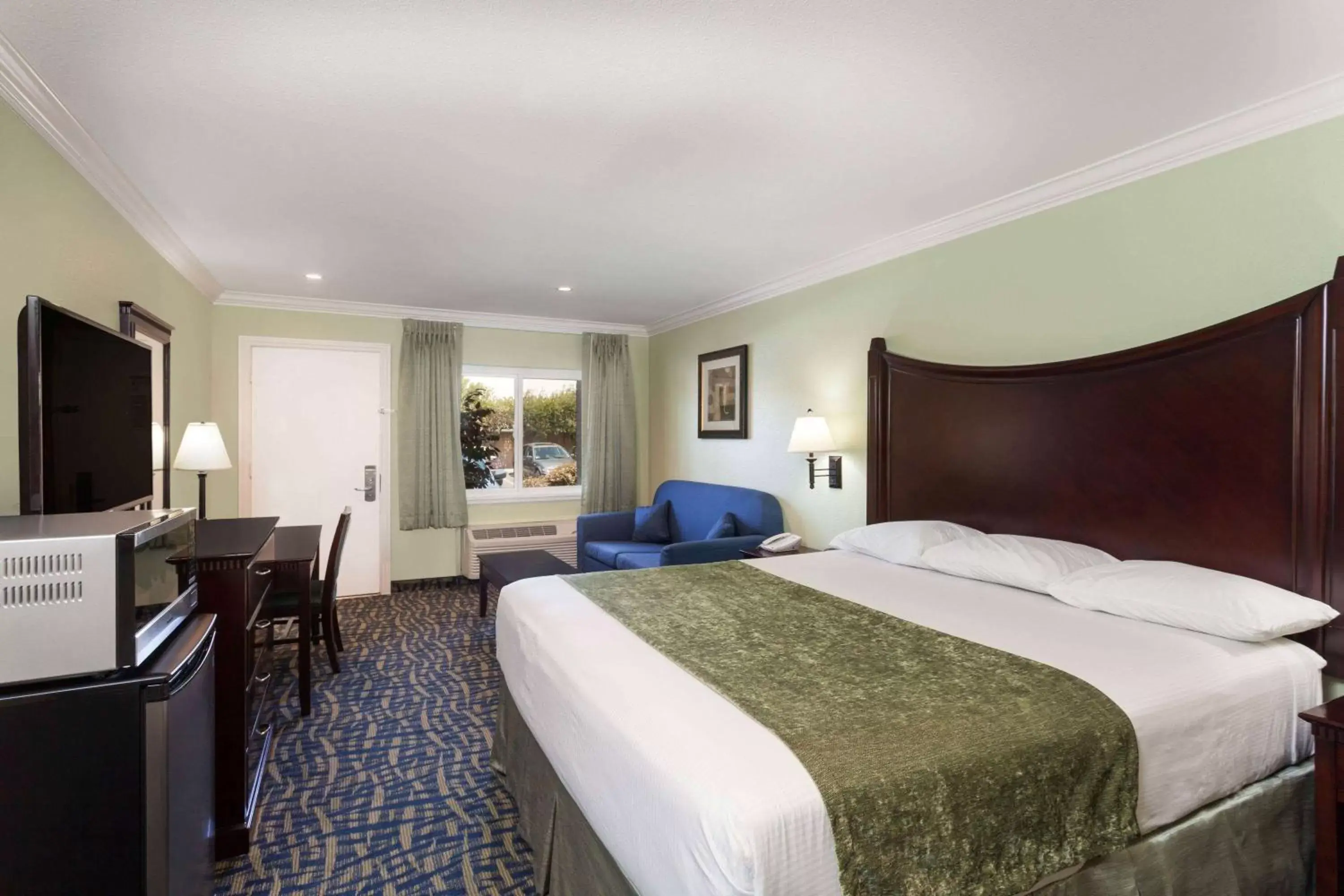 Photo of the whole room in Travelodge by Wyndham Orange County Airport/ Costa Mesa