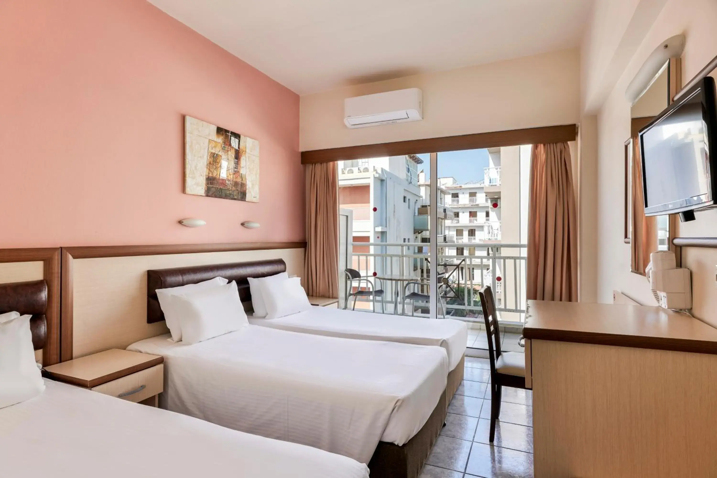 Photo of the whole room, Bed in Pearl Hotel Photo of the whole room, Bed in Pearl Hotel