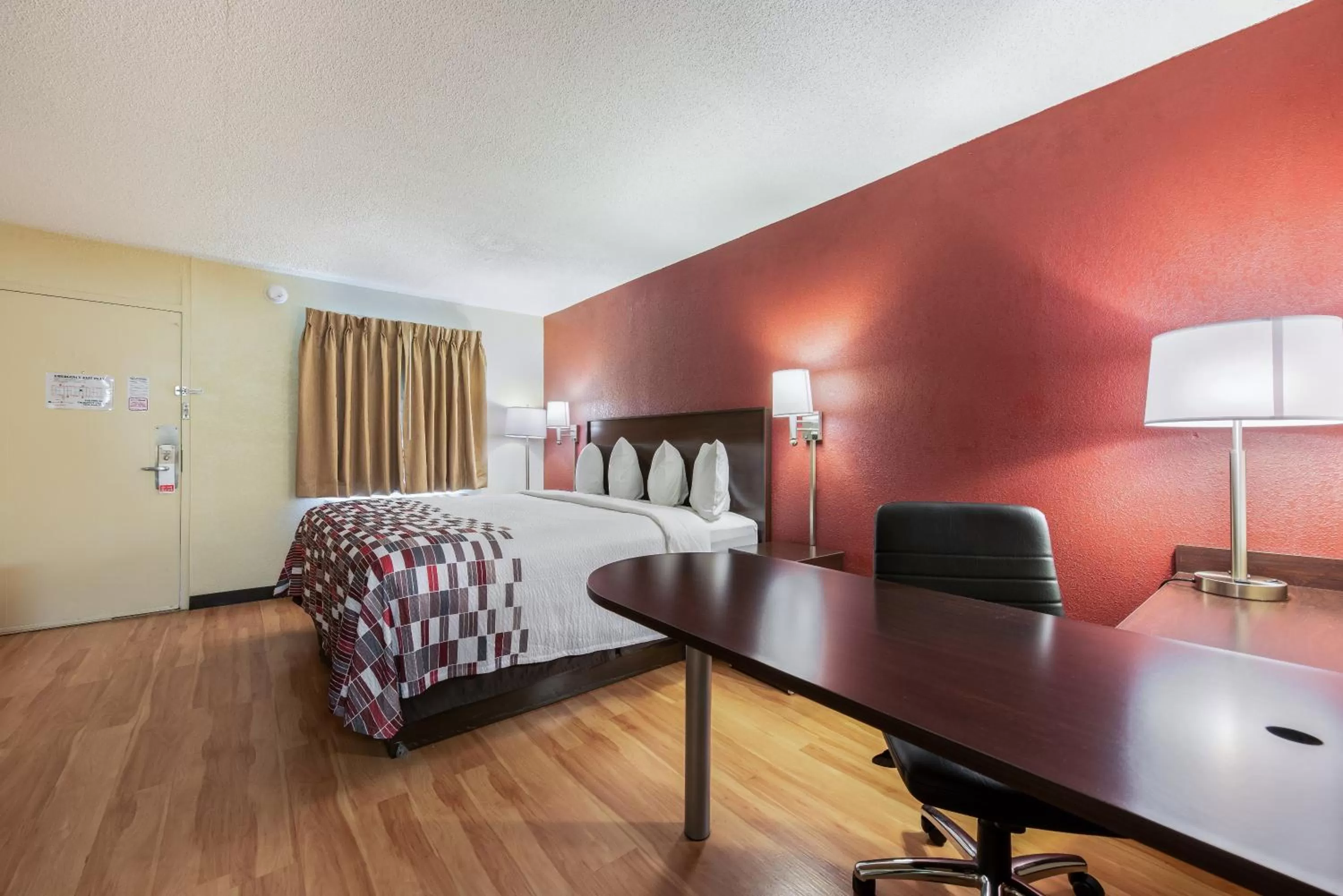 Bedroom, Bed in Red Roof Inn Marion, IN