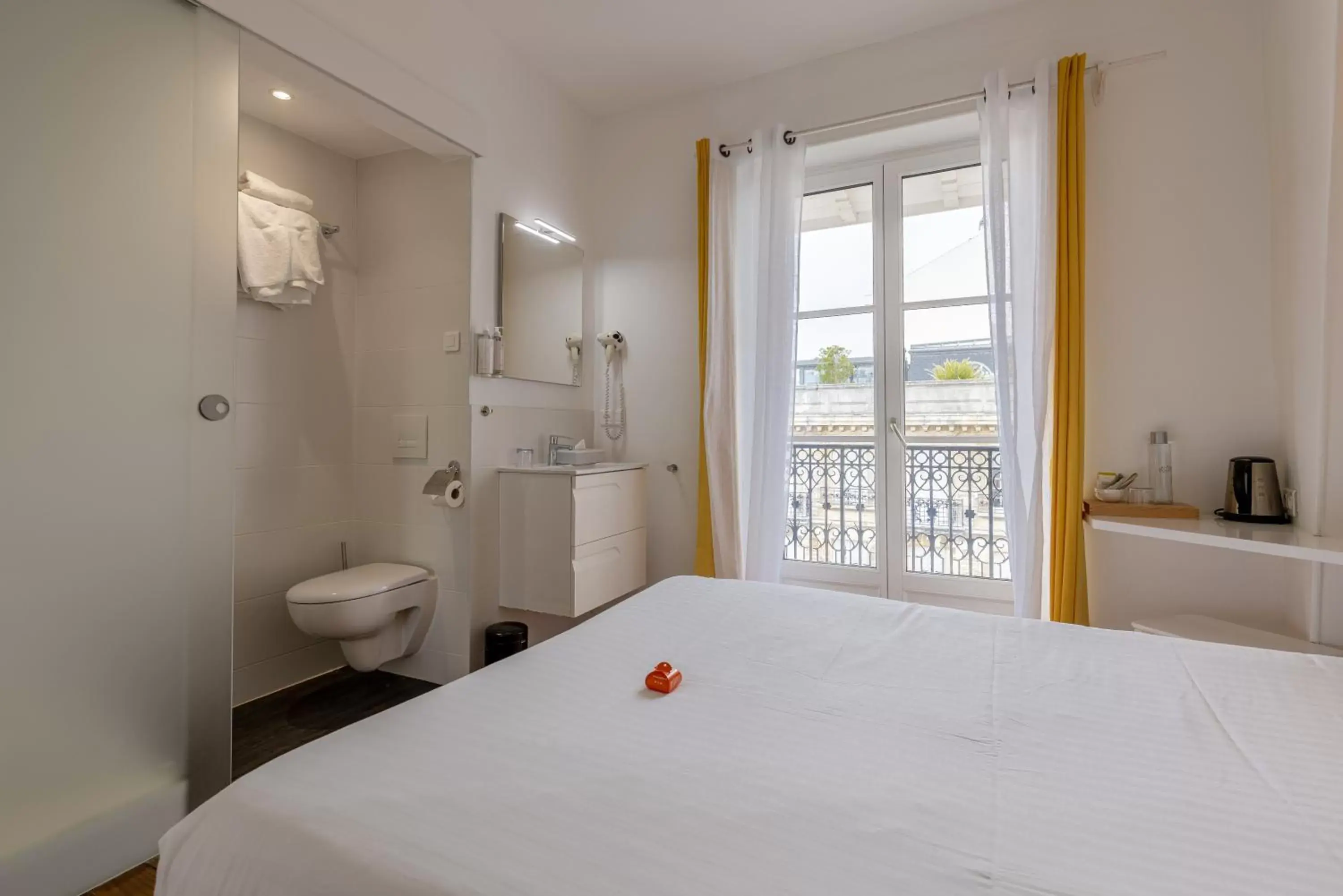 Bathroom, Bed in Hôtel & Espace Bien-être La Maison du Lierre