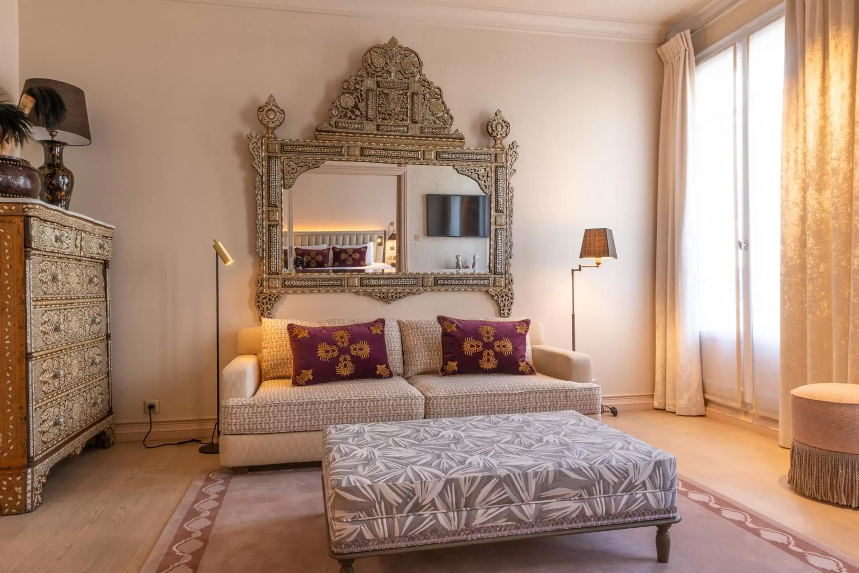 Living room, Bed in Hotel de Montesquieu
