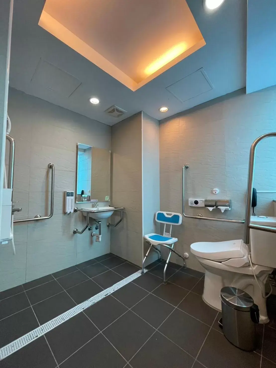 Toilet, Bathroom in Yomi Hotel - ShuangLian MRT