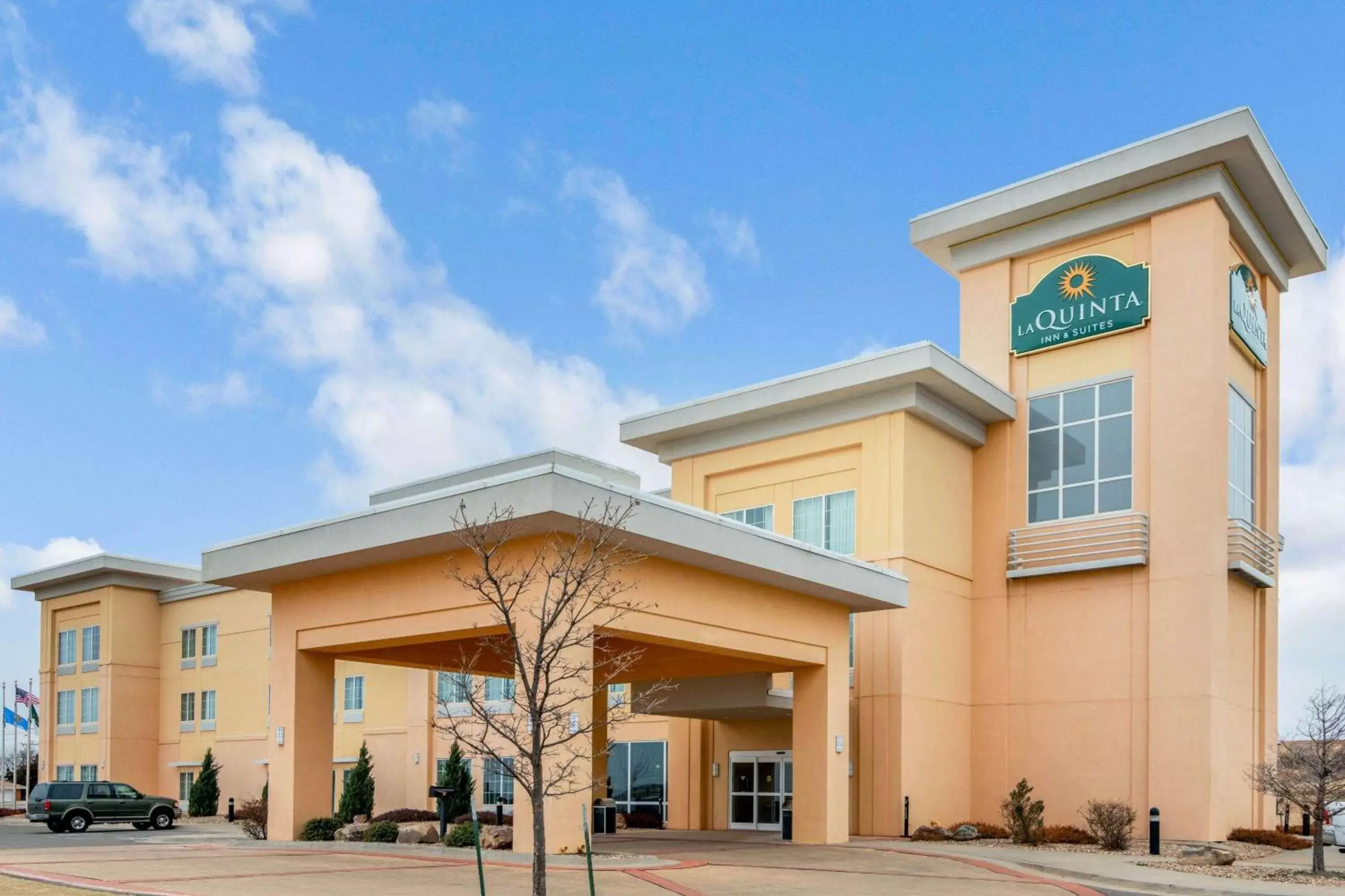 Property building in La Quinta by Wyndham Clinton Historic Route 66 Property building in La Quinta by Wyndham Clinton Historic Route 66