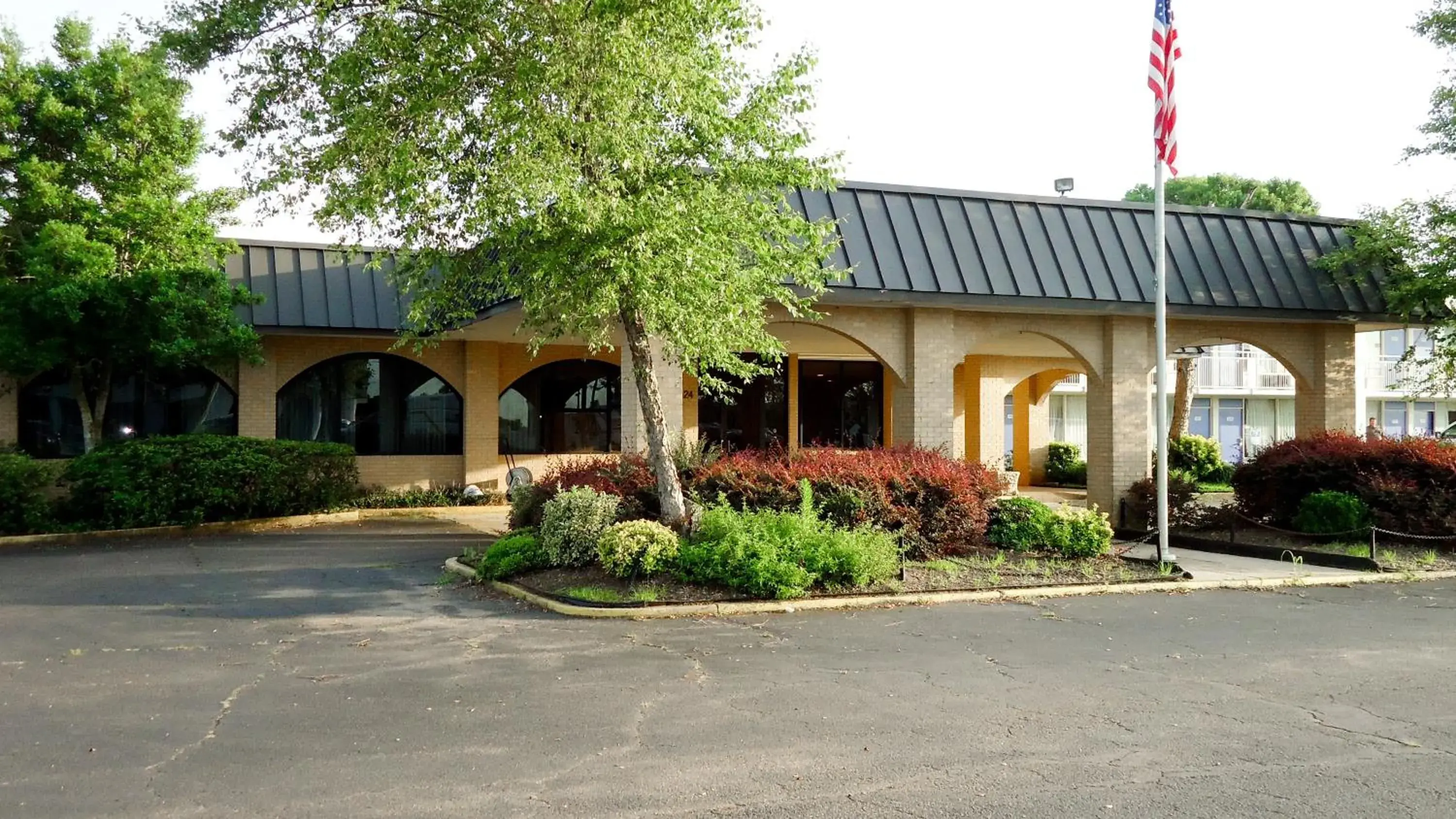 Facade/entrance, Patio/Outdoor Area in Motel 6-Natchitoches, LA