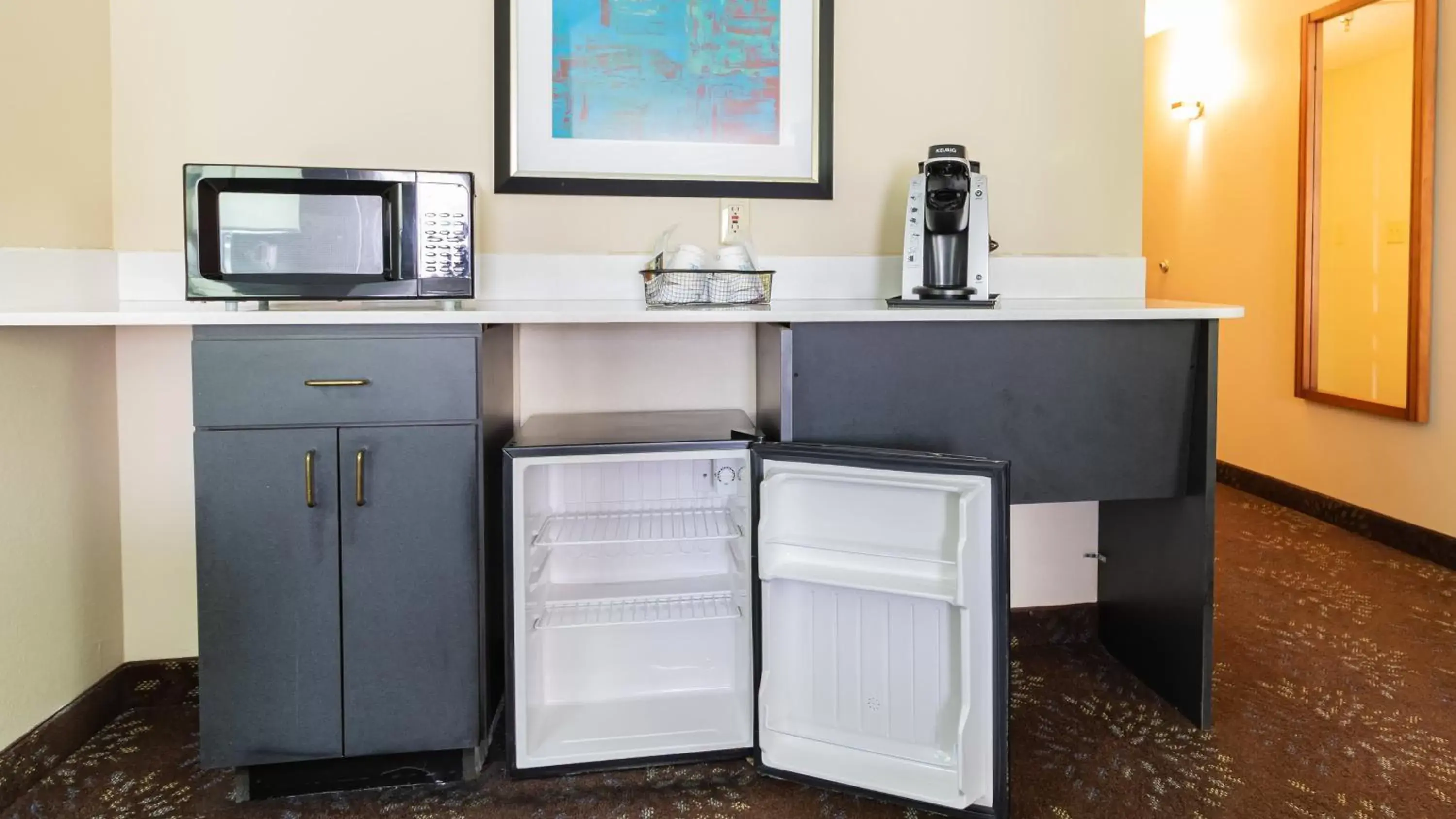 Photo of the whole room, Kitchen/Kitchenette in Holiday Inn Express Birmingham Irondale East, an IHG Hotel