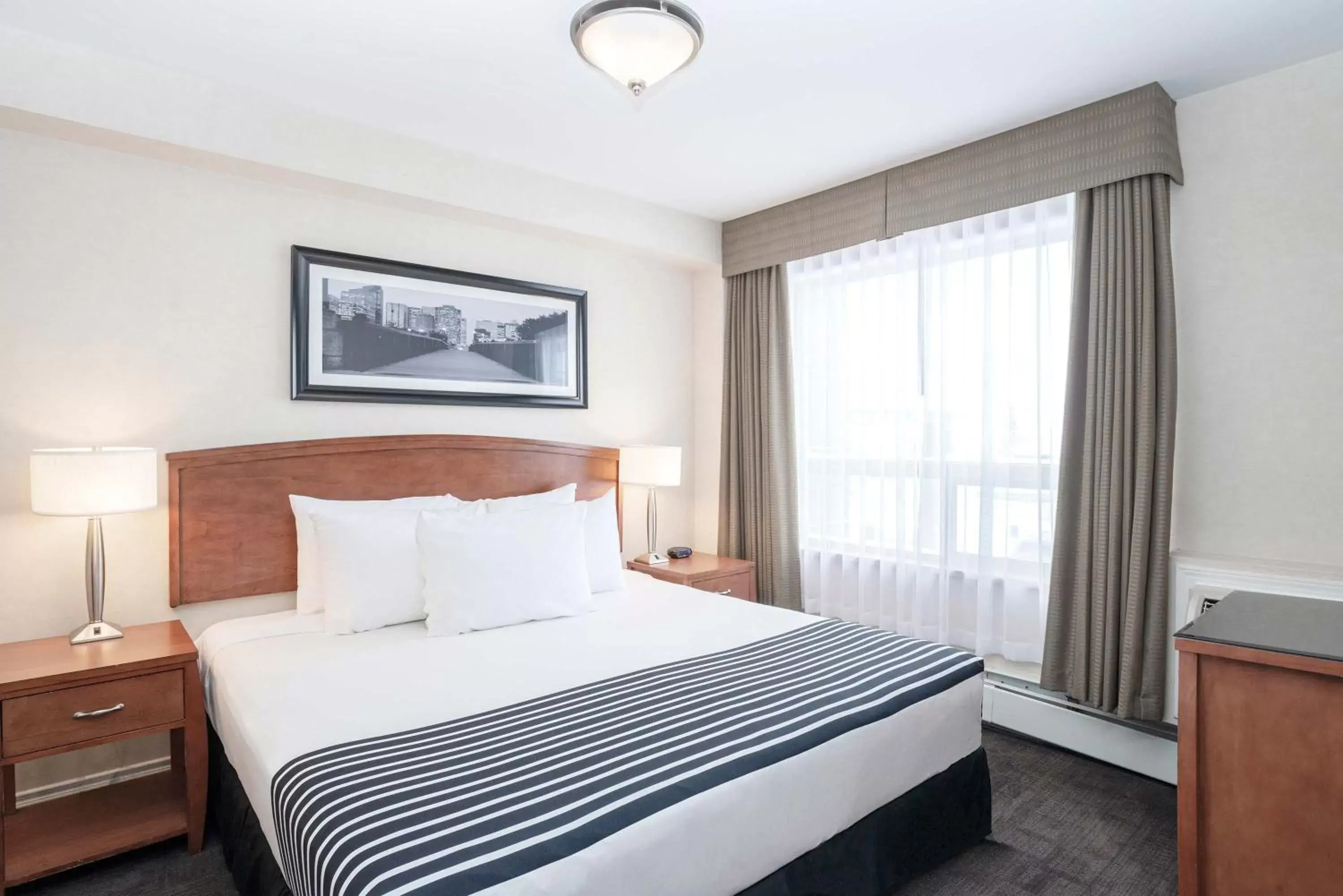 Photo of the whole room, Bed in Sandman Hotel & Suites Calgary West