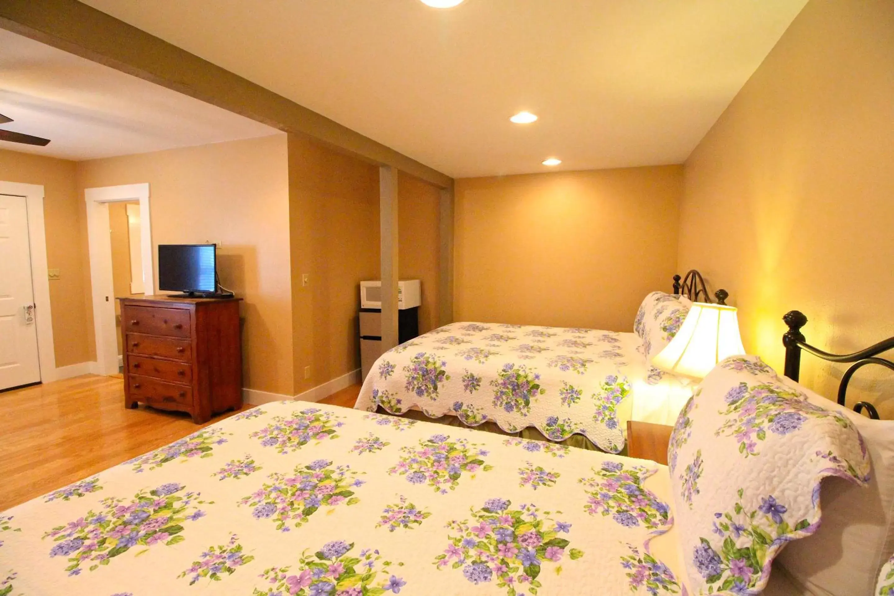 Bedroom, Bed in Peach Tree Inn & Suites