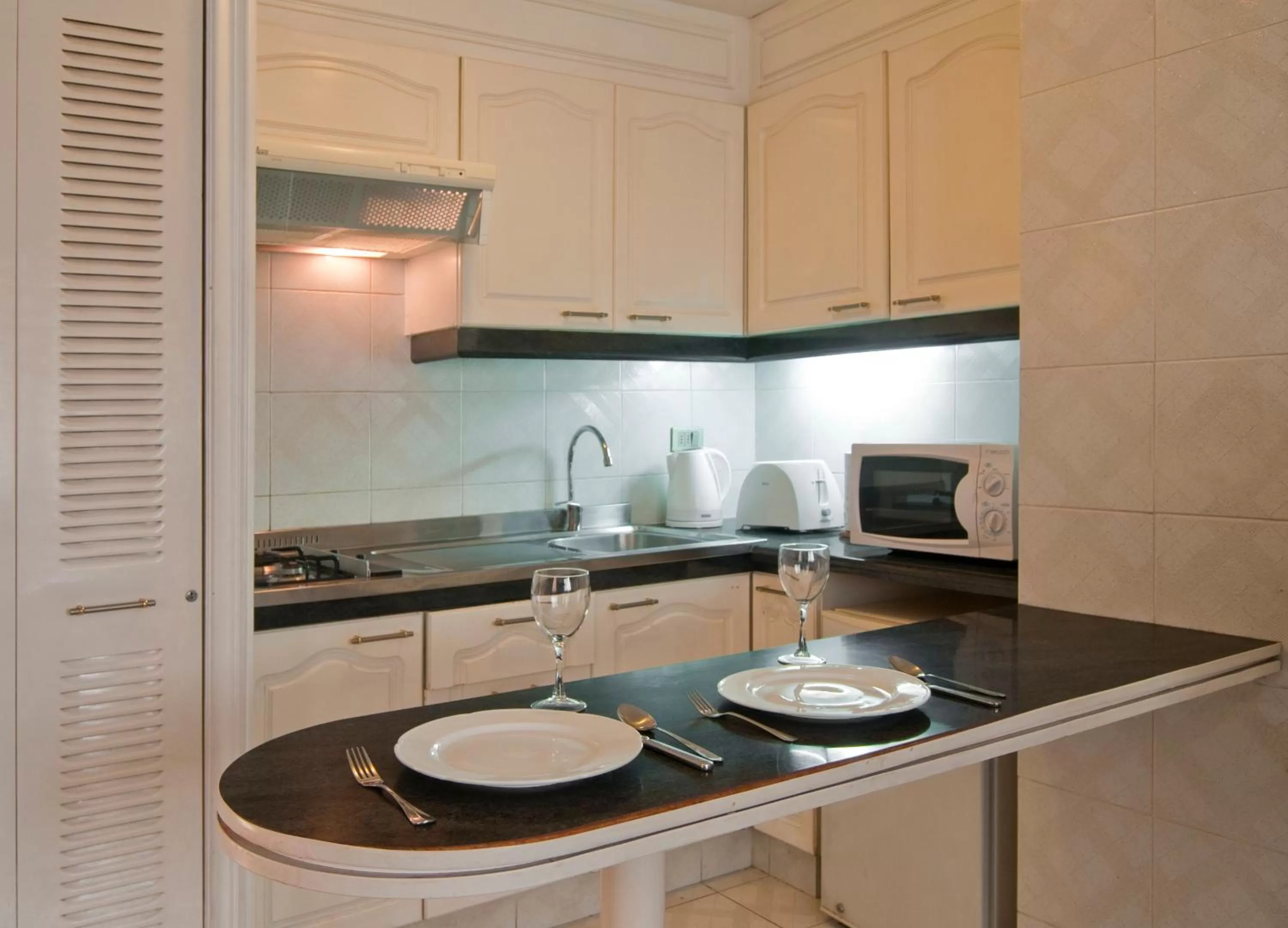 Kitchen or kitchenette in Park Plaza Apartments