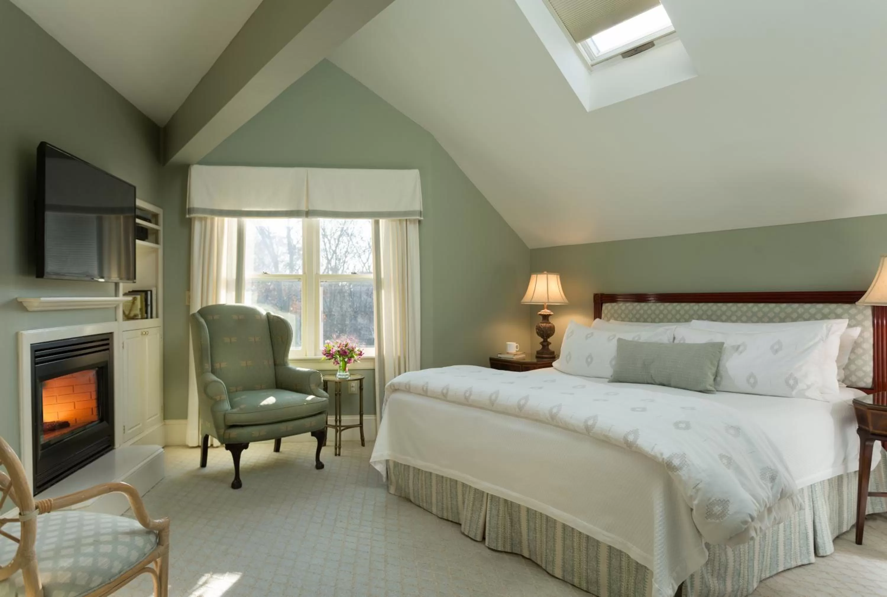 Photo of the whole room, Bed in Harbor Light Inn