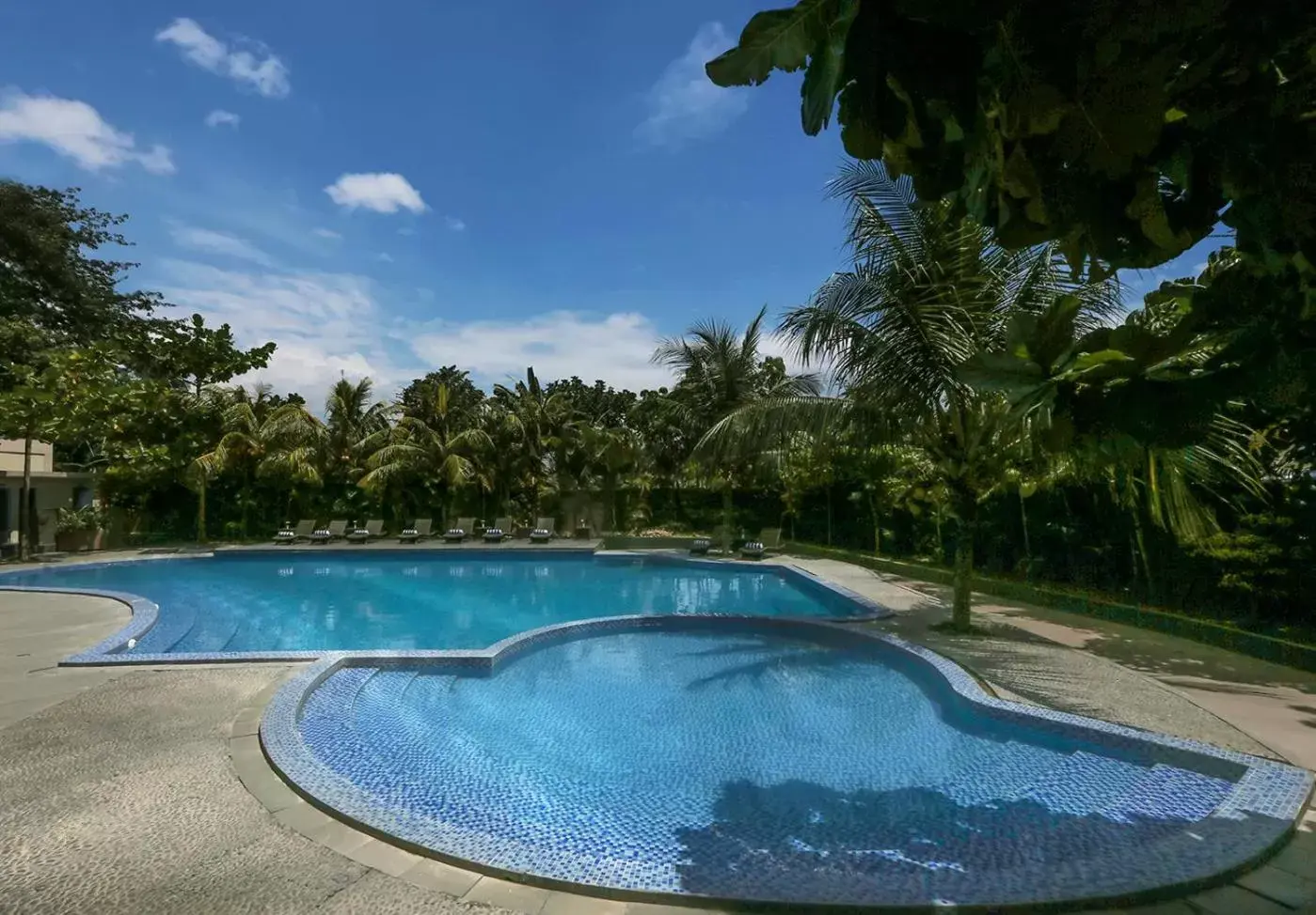 Swimming Pool in Swiss-Belhotel Lampung