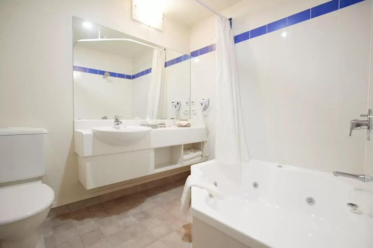 Bathroom in Ventura Inn & Suites Hamilton