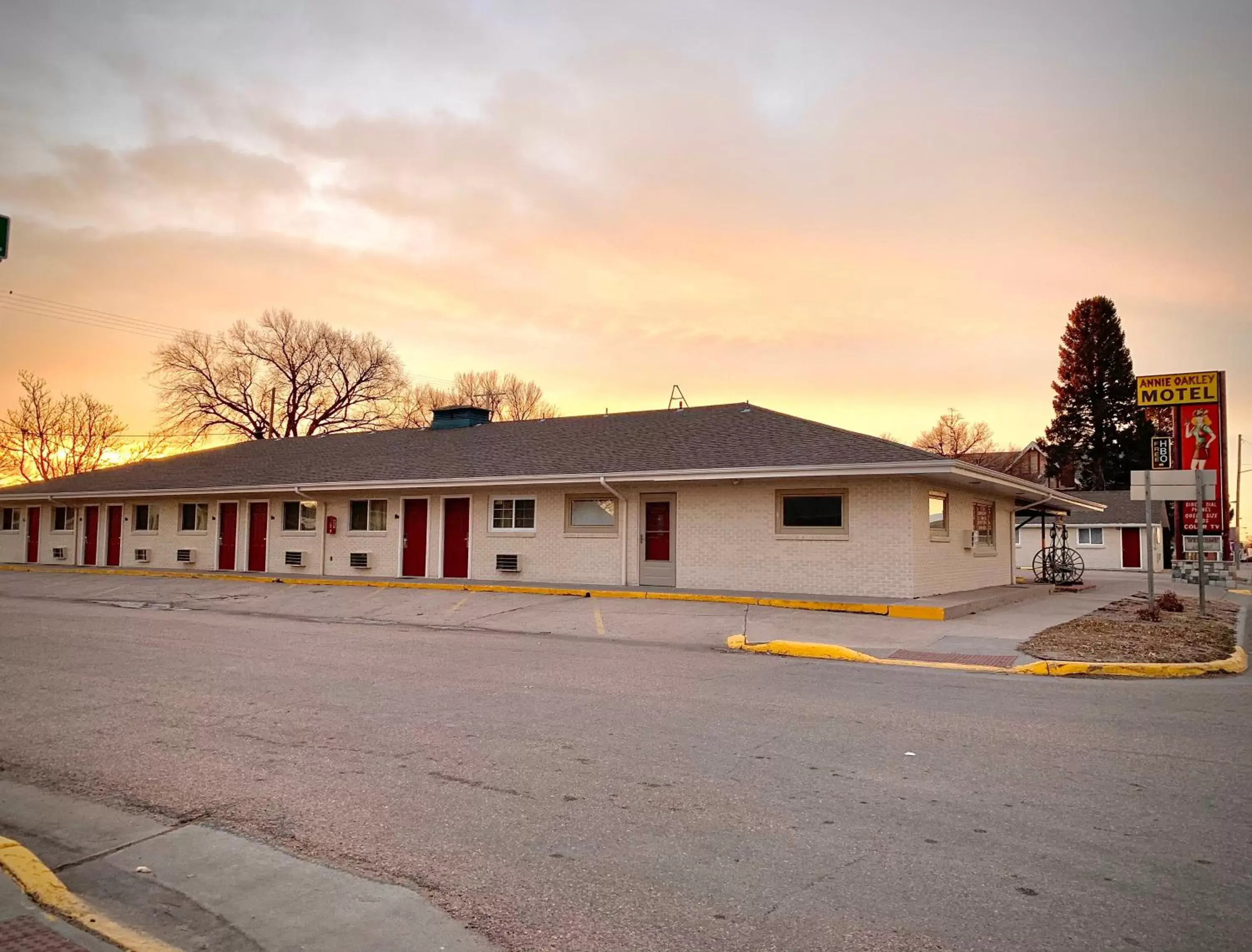 Property Building in Annie Oakley Motel Oakley