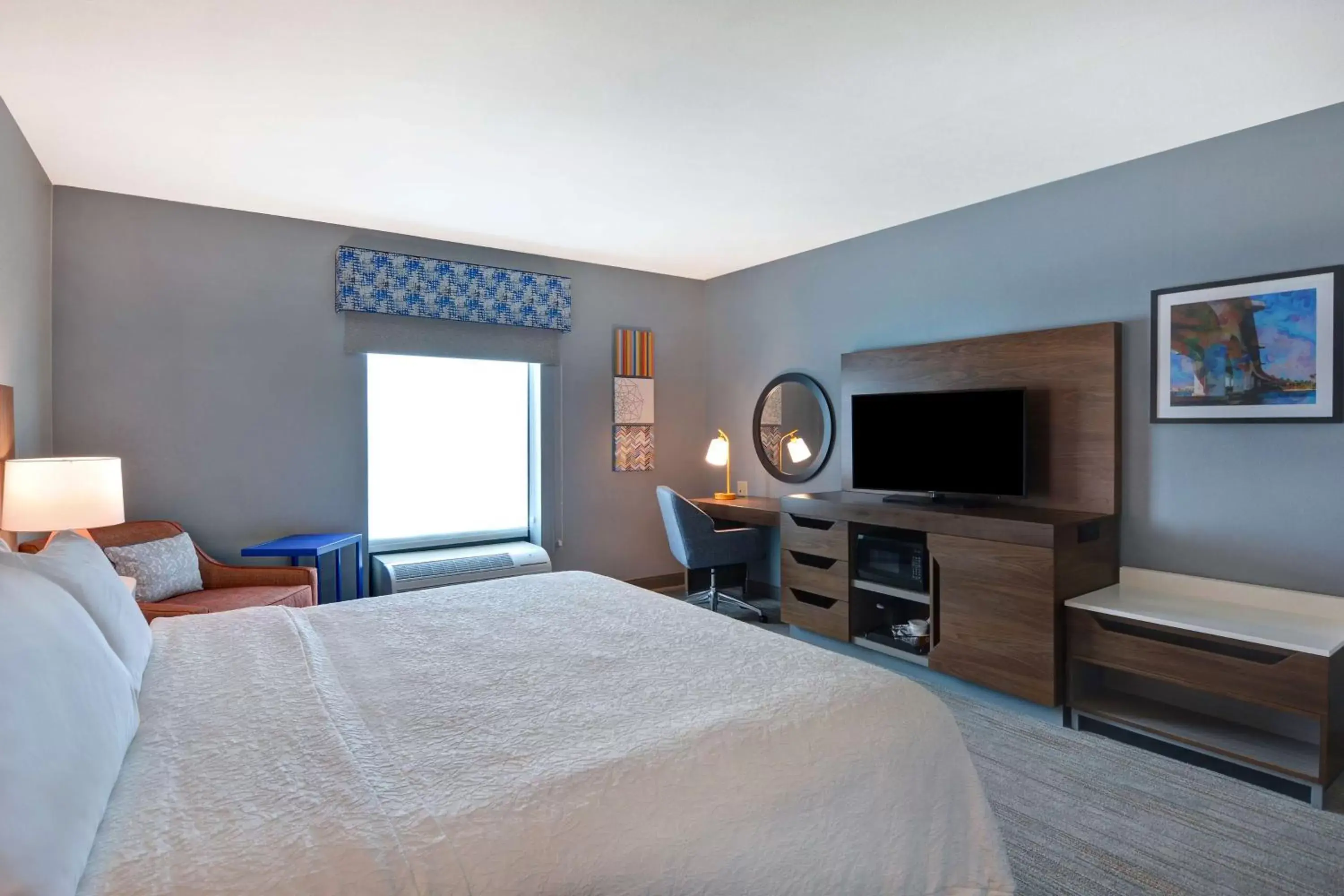 Bedroom, TV/Entertainment Center in Hampton Inn & Suites Clearwater/St. Petersburg-Ulmerton Road