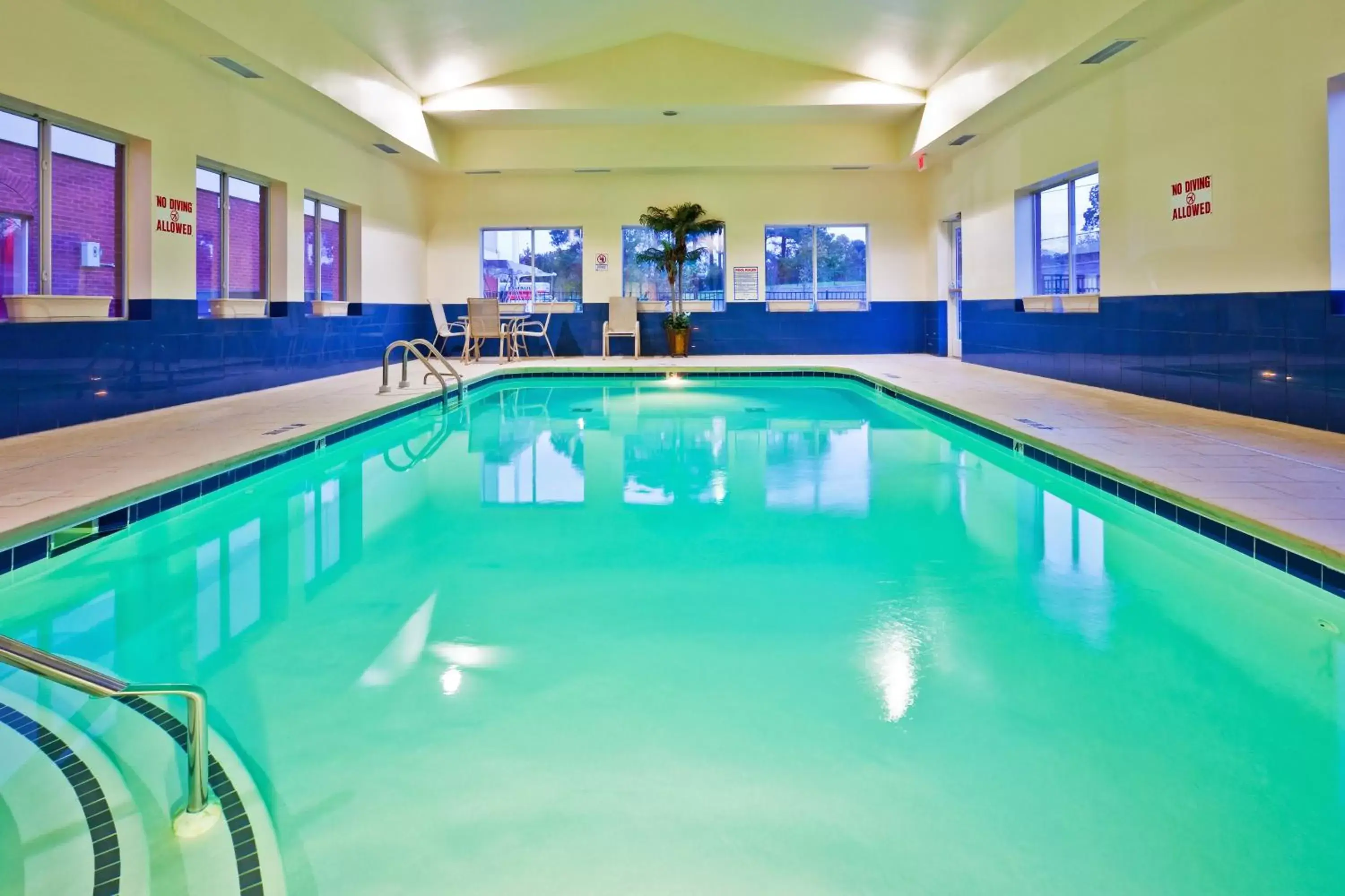 Swimming Pool in Holiday Inn Express Hotel & Suites Dickson, an IHG Hotel