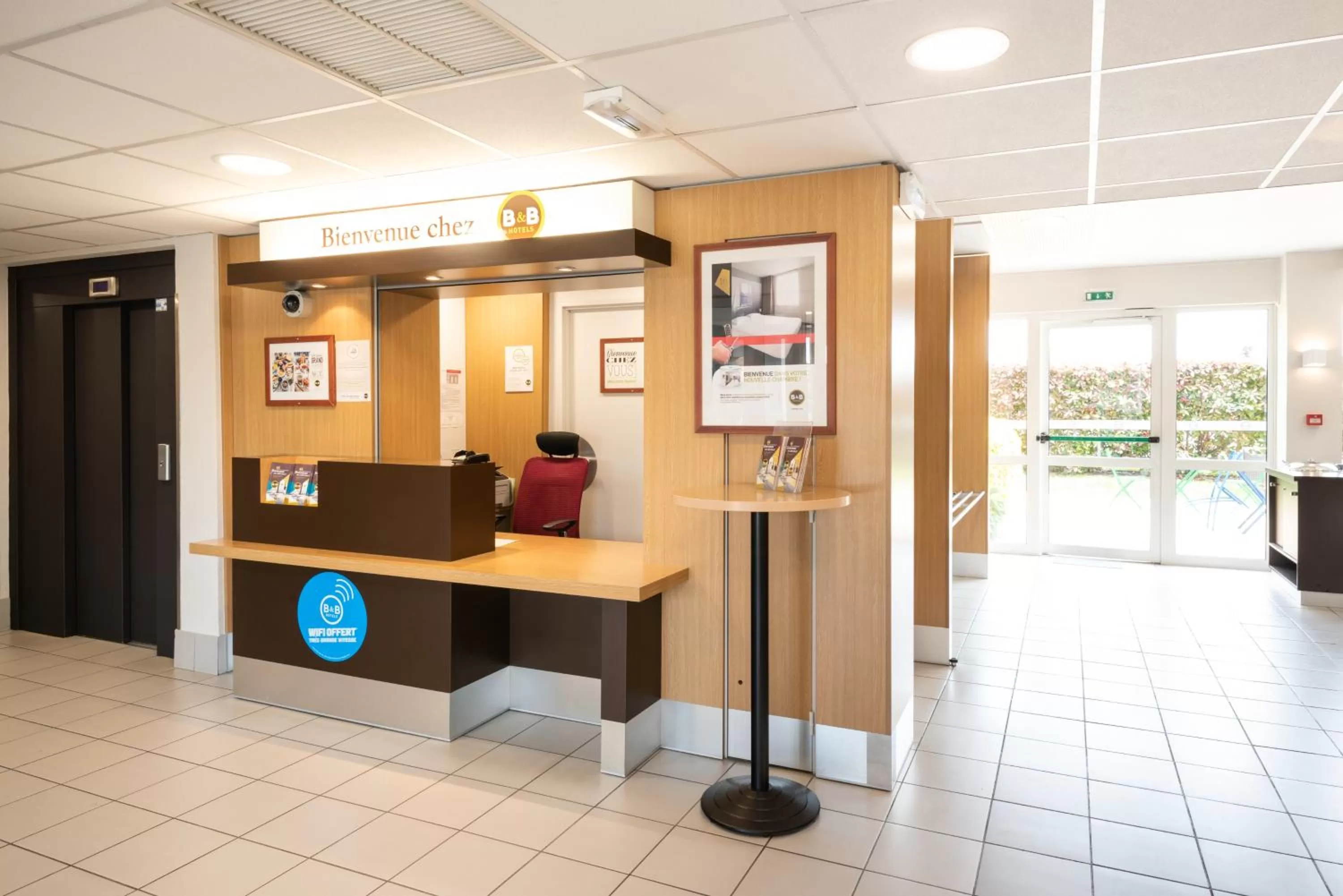 Lobby or reception in B&B HOTEL Evreux