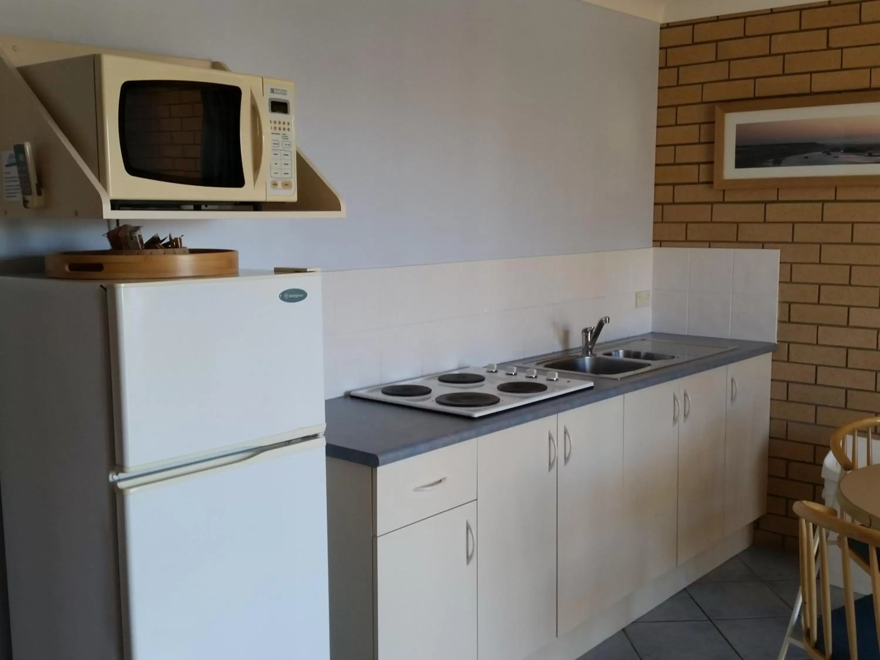 Kitchen or kitchenette, Kitchen/Kitchenette in Dolphins of Mollymook Motel and Fifth Green Apartments