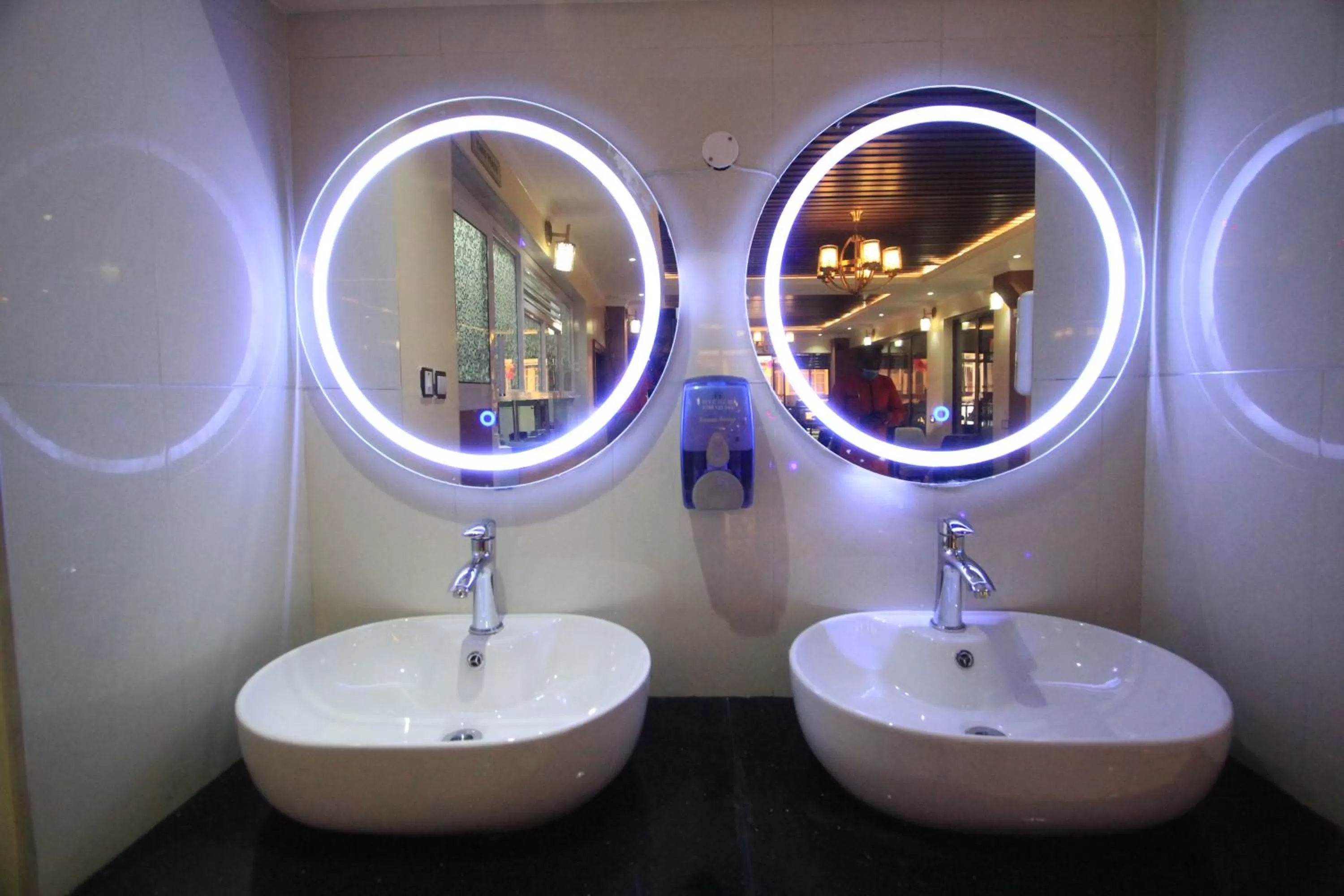 Text overlay, Bathroom in Vickmark Hotel