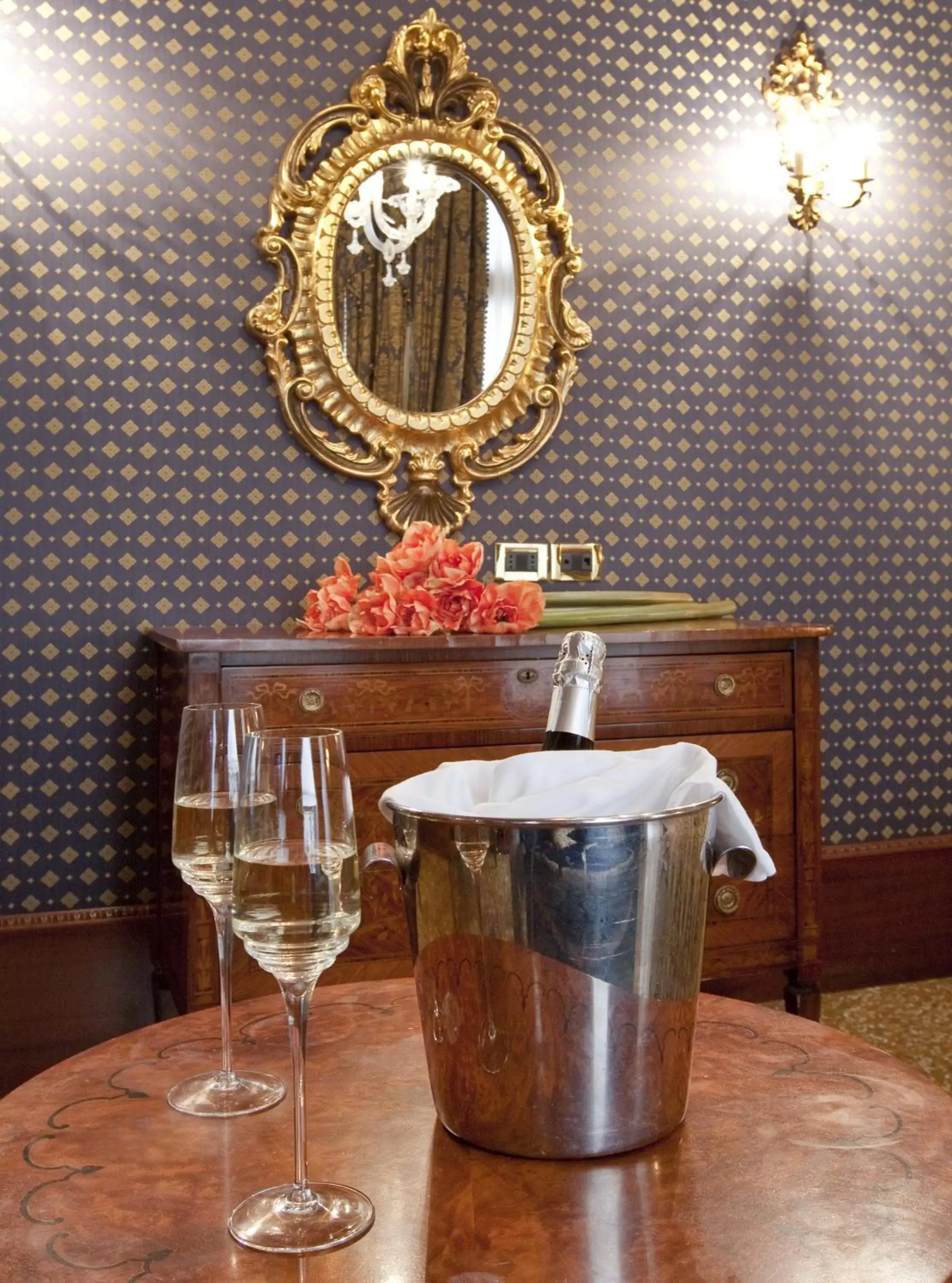 Living room, Bathroom in Hotel Al Ponte Dei Sospiri