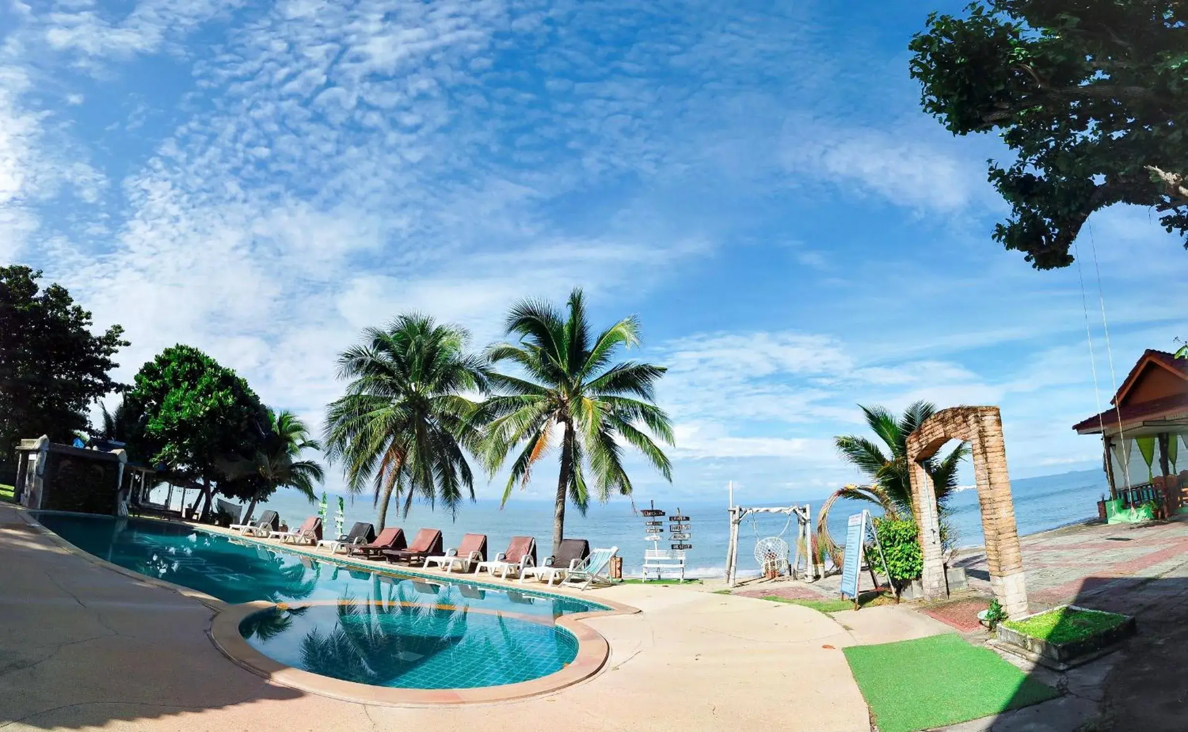 Swimming Pool in Lanta Paradise Beach Resort