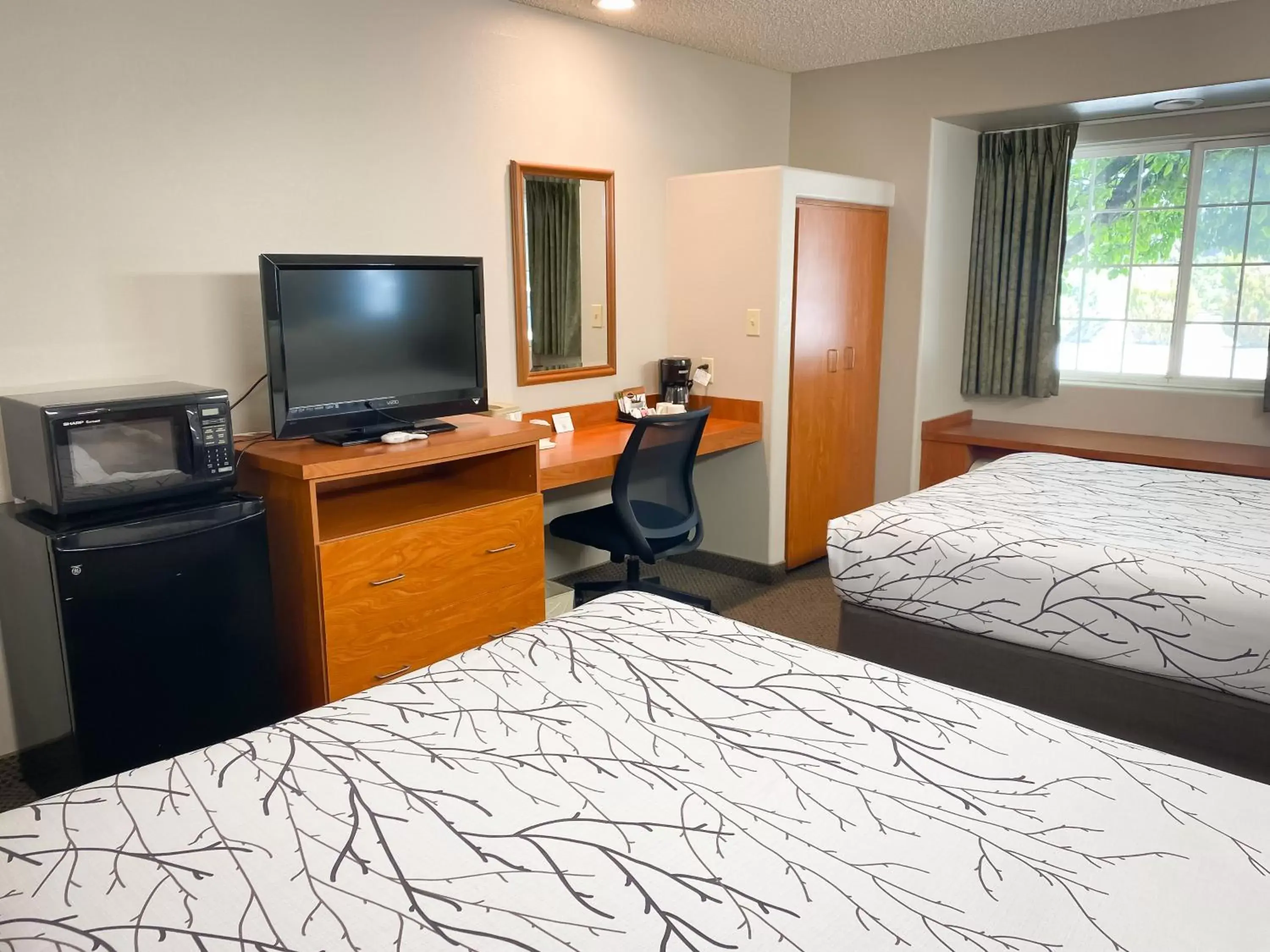 TV and multimedia, Bed in Monument Inn & Suites