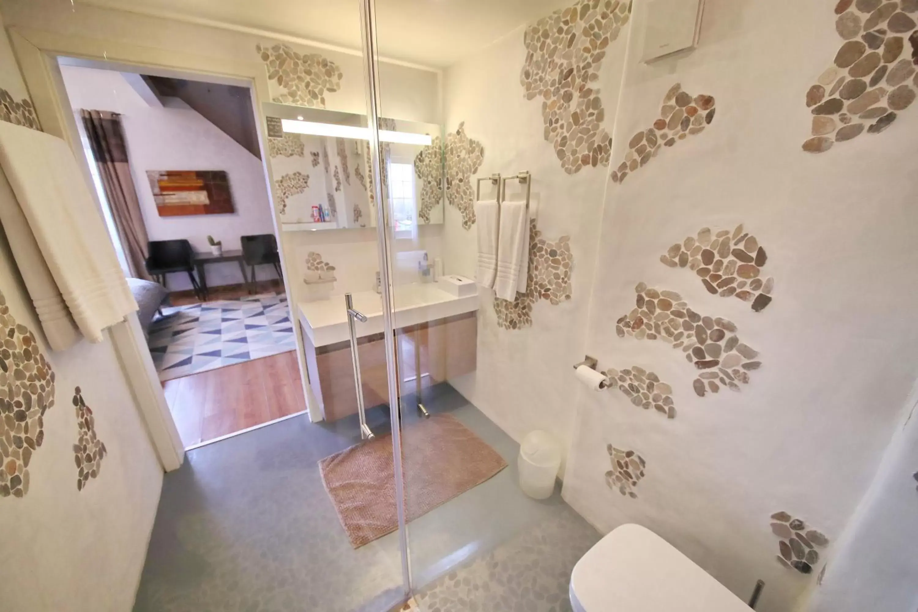 Corseaux Beach | Superior Double Room with Partial Lake View in B&B Corseaux Beach & Riviera Beach Corseaux Beach | Superior Double Room with Partial Lake View in B&B Corseaux Beach & Riviera Beach