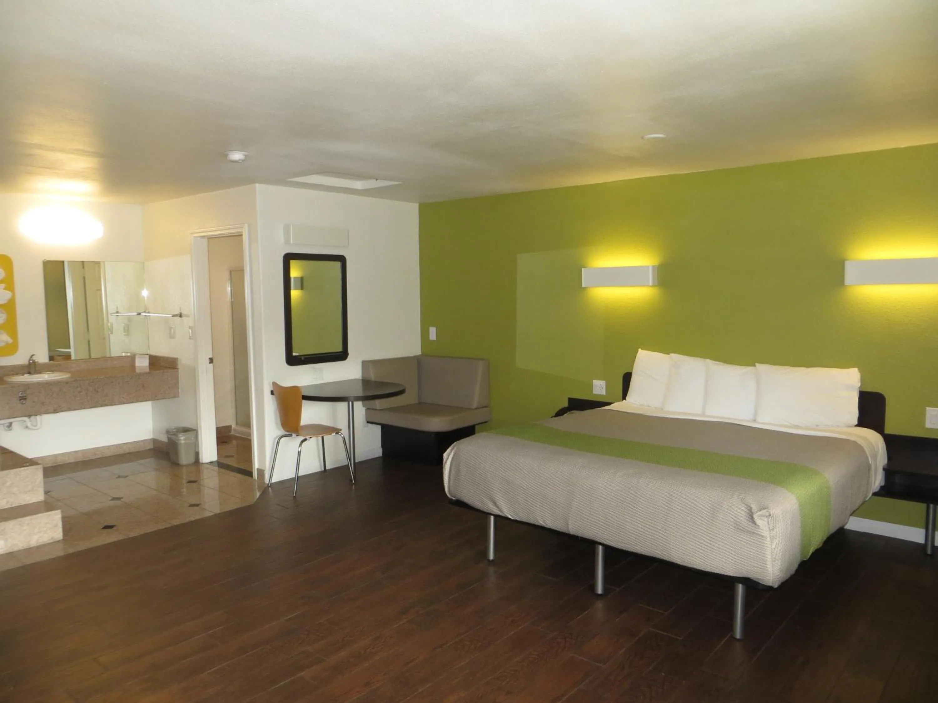 Bed in Fisherman's Cove Inn