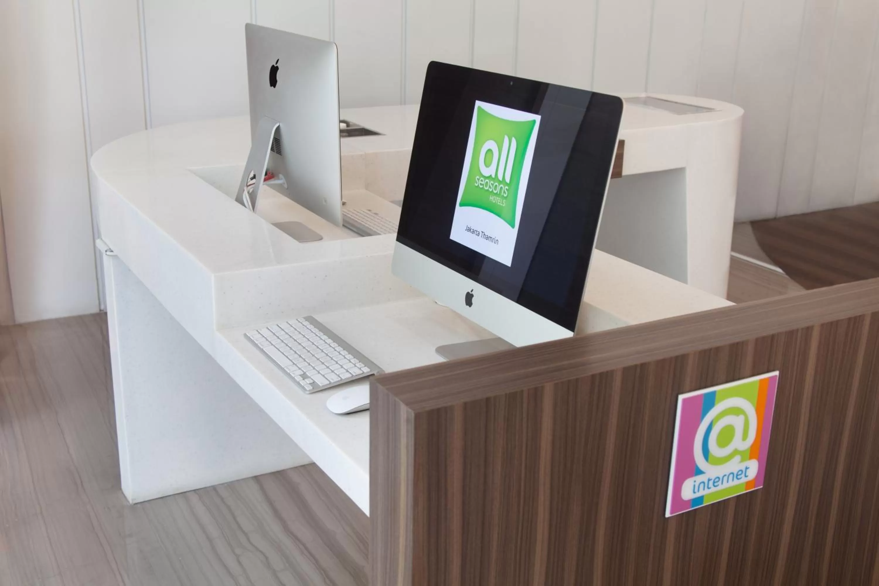 People in All Seasons Jakarta Thamrin