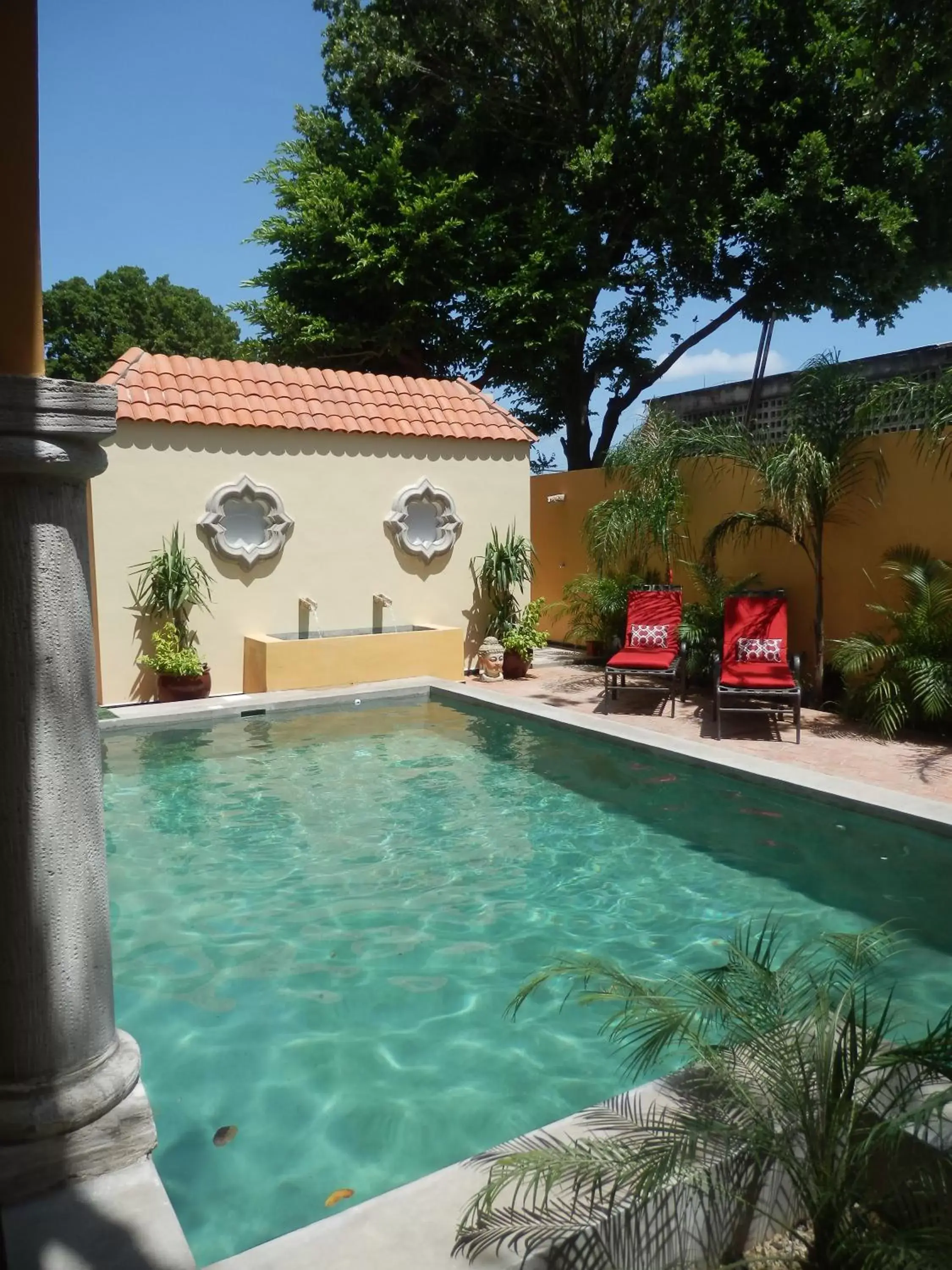 Property building, Swimming Pool in Ochenta Y Dos Bed & Breakfast & Spa