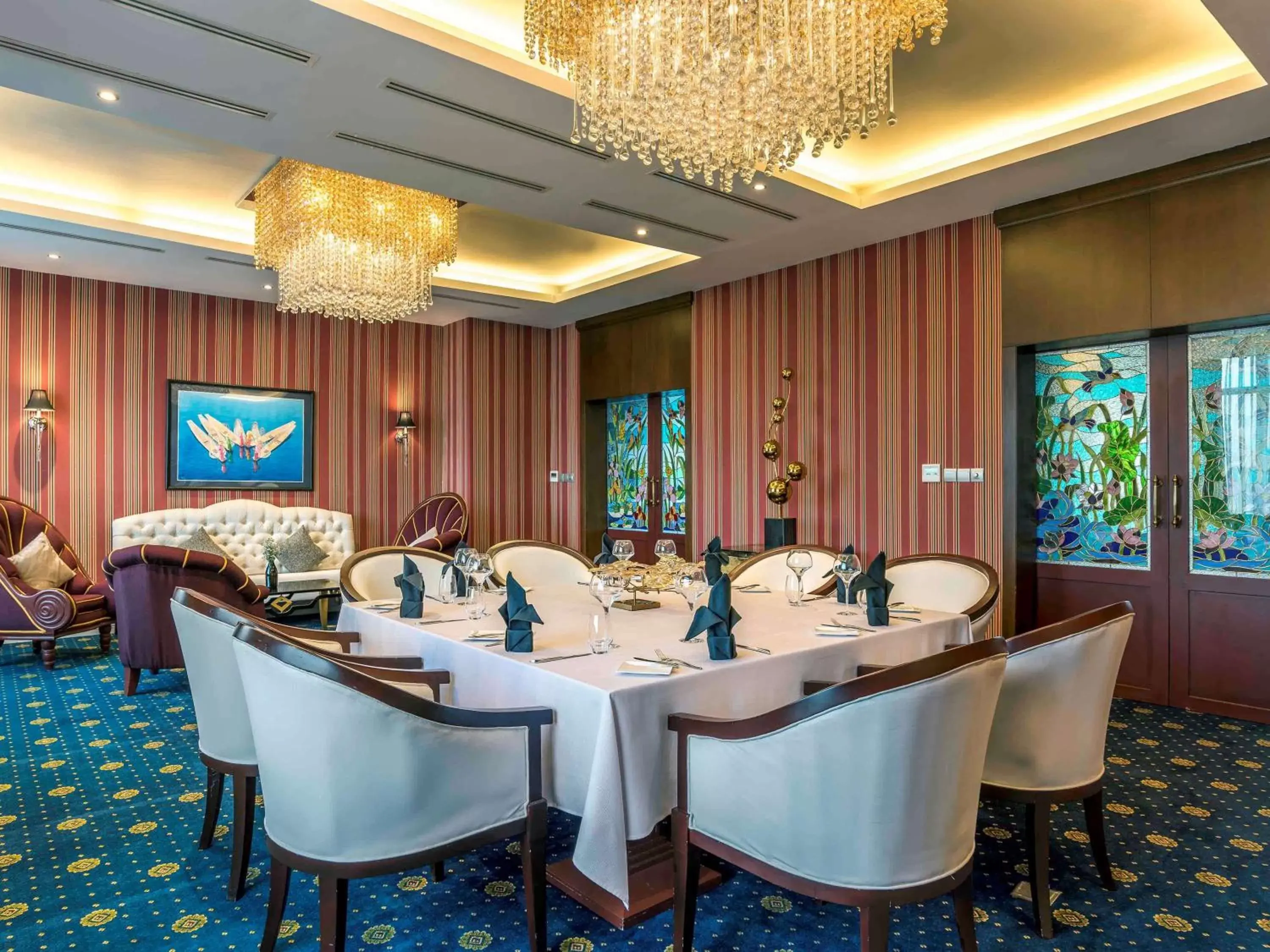 Restaurant/Places to Eat in Novotel Yangon Max