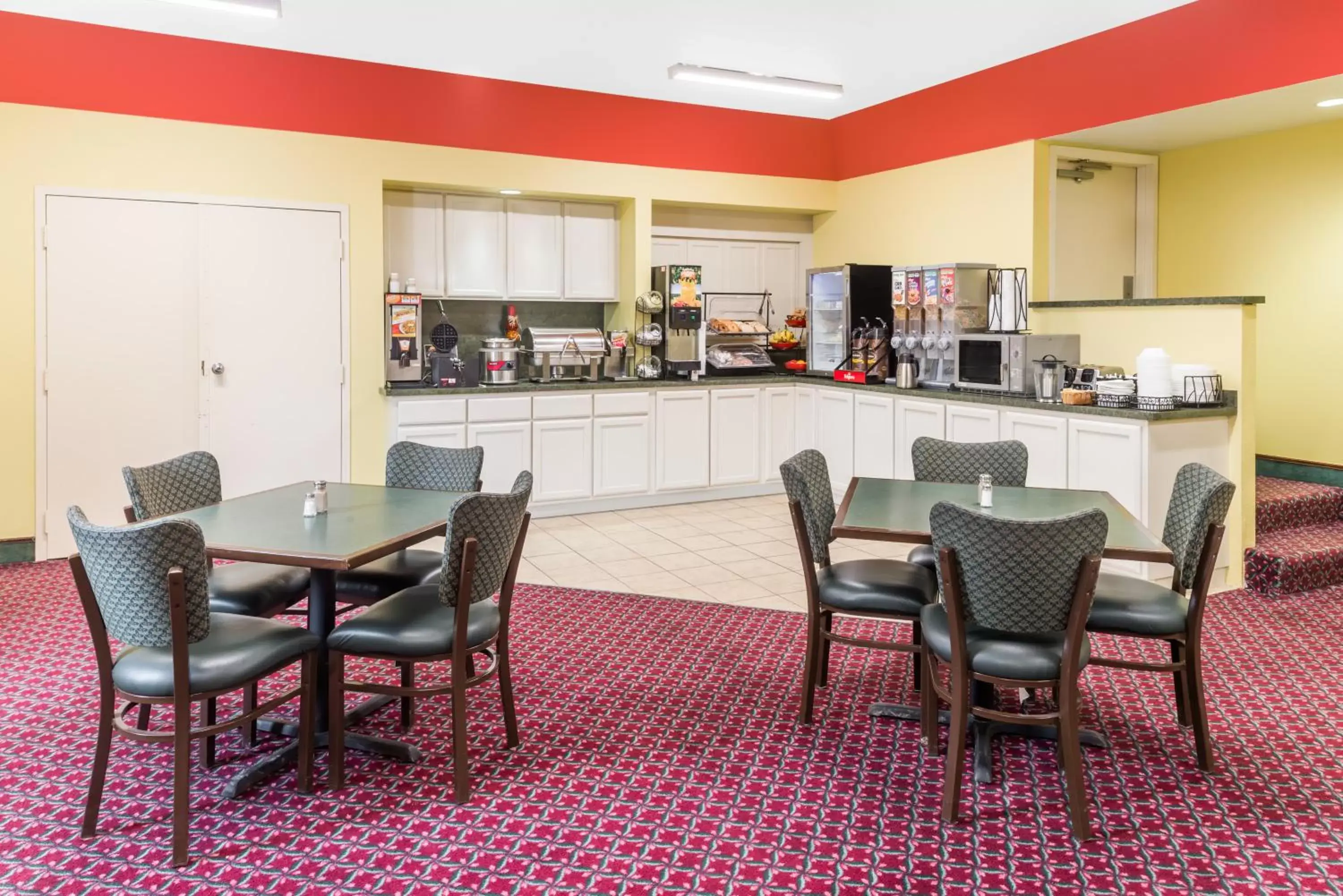 Dining area, Restaurant/Places to Eat in Ramada by Wyndham Vandalia