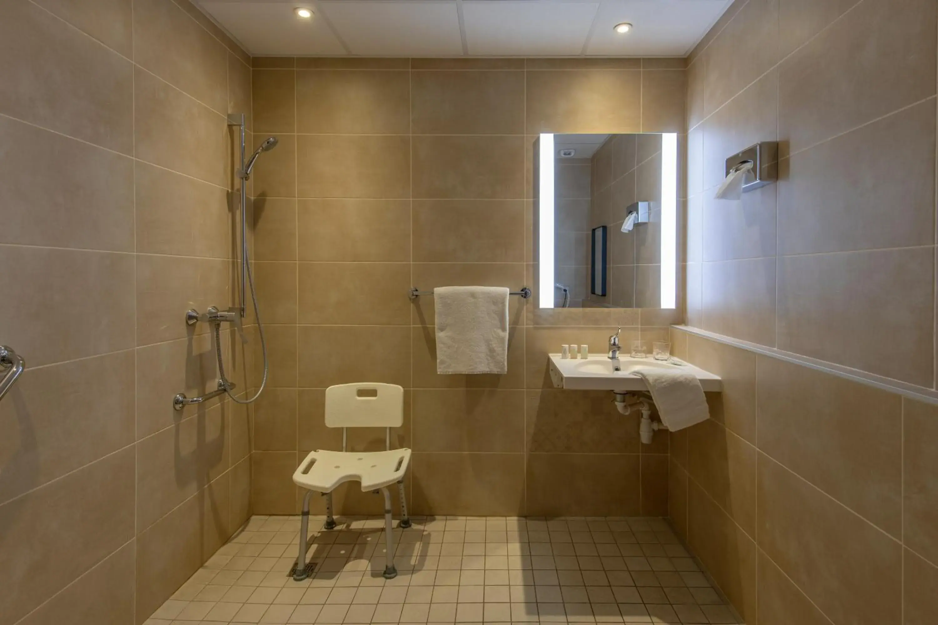 Bathroom in Hôtel Arles Plaza