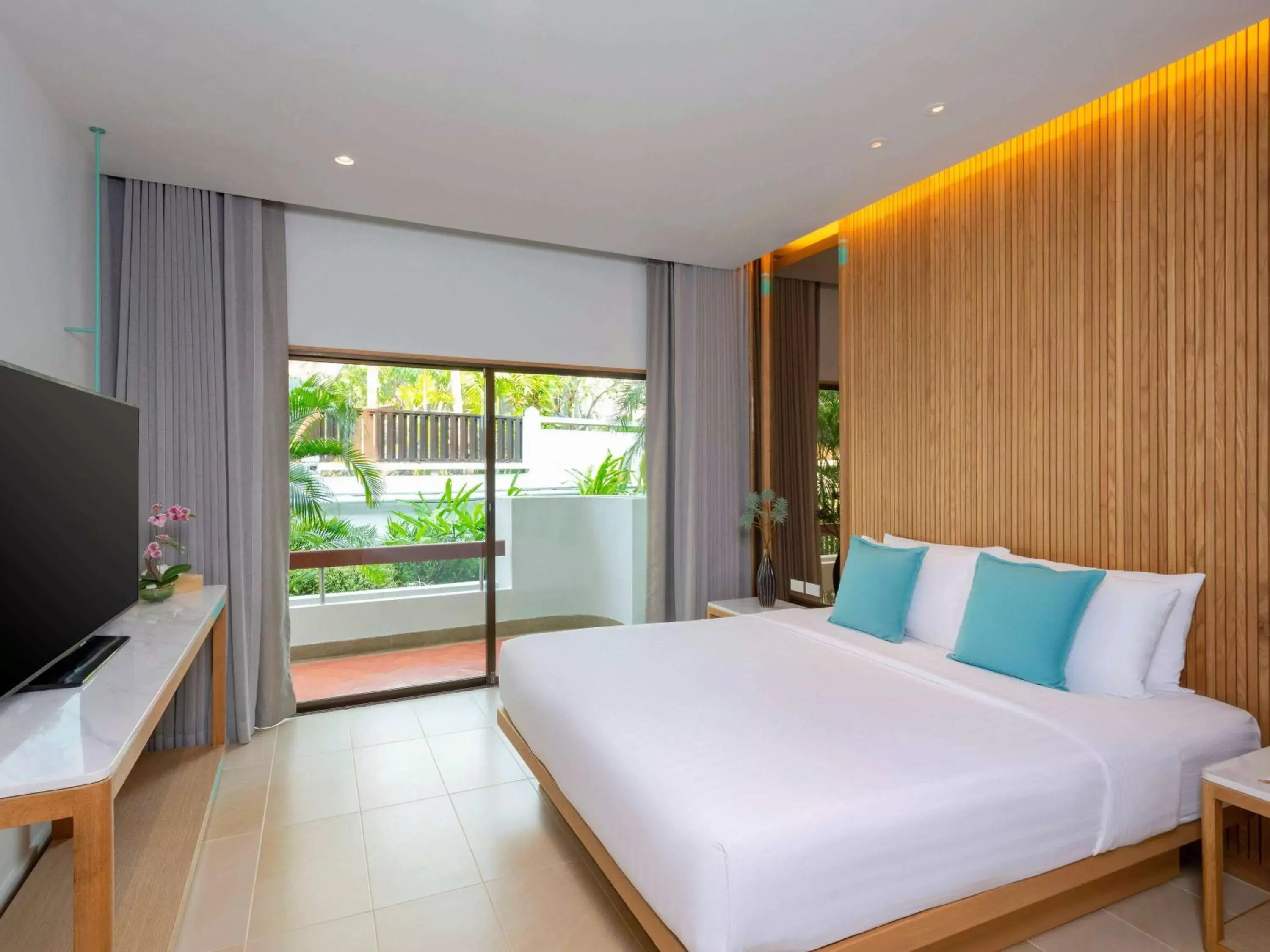 Bedroom, Bed in Novotel Rayong Rim Pae Resort