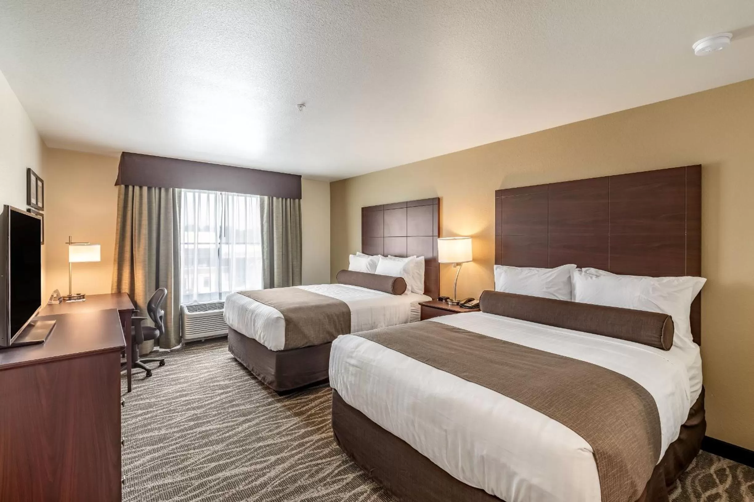 Bed in Cobblestone Hotel & Suites Hartford