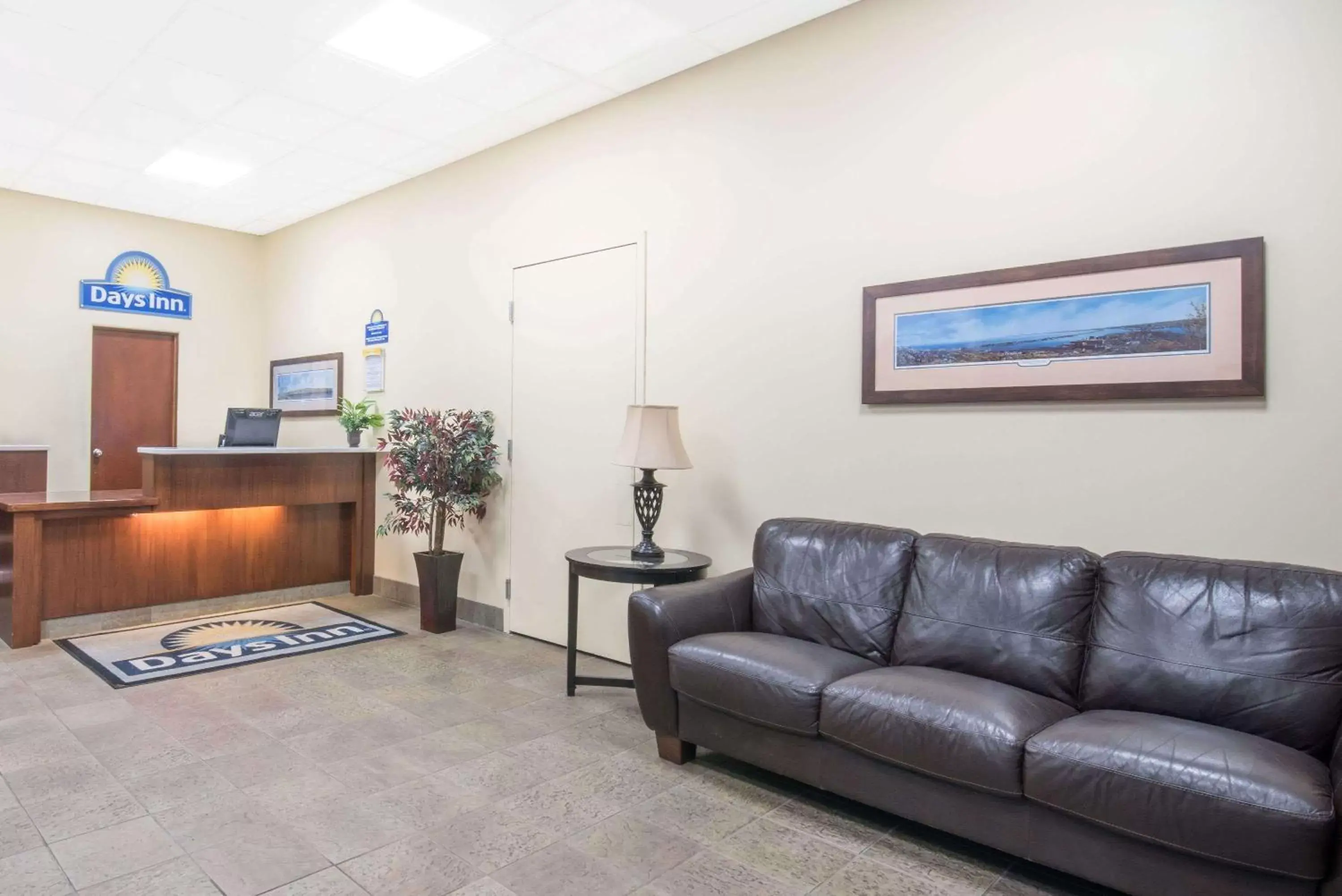 Lobby or reception, Seating Area in Days Inn by Wyndham Duluth Lakewalk