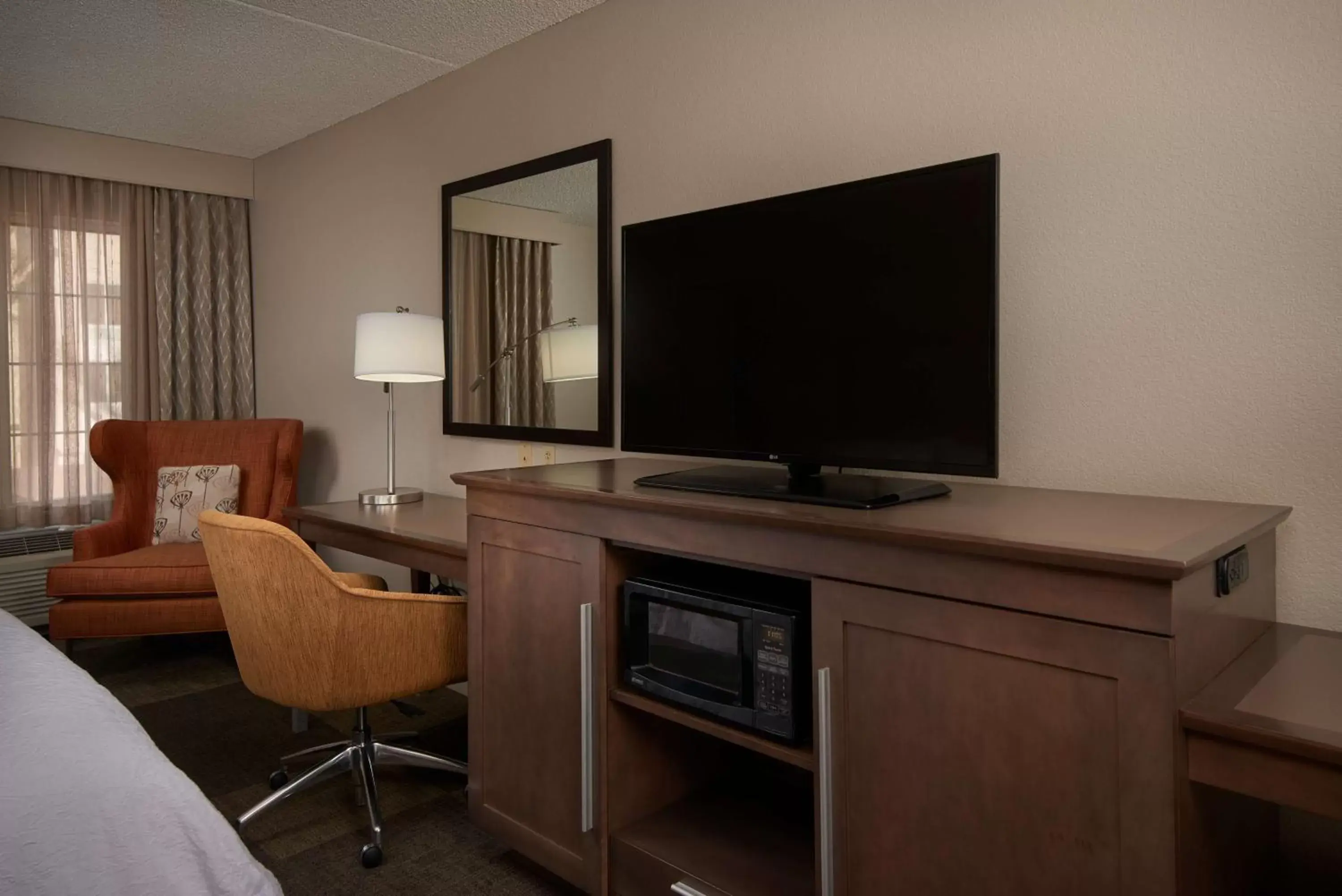 Bedroom, TV/Entertainment Center in Hampton Inn & Suites Phoenix/Scottsdale