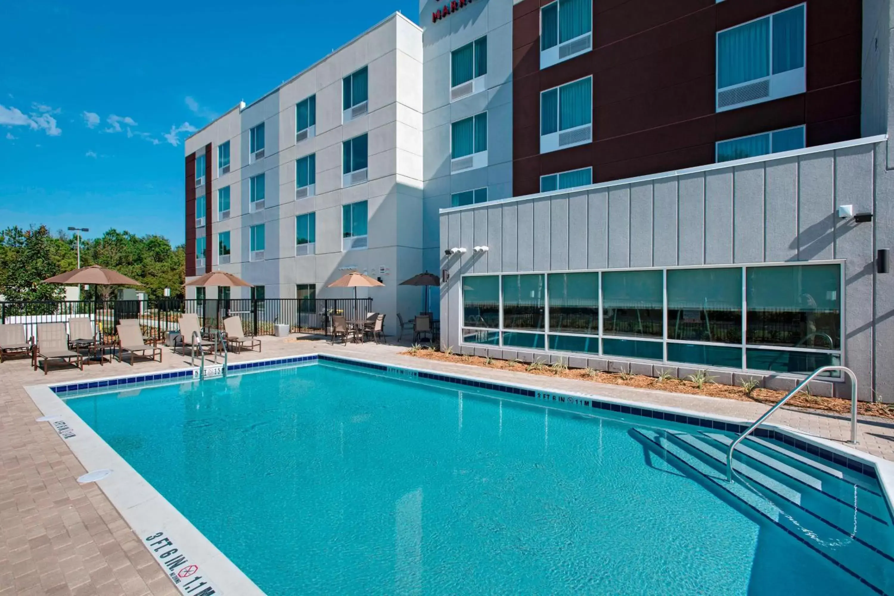 Swimming pool, Property Building in TownePlace Suites by Marriott Lakeland