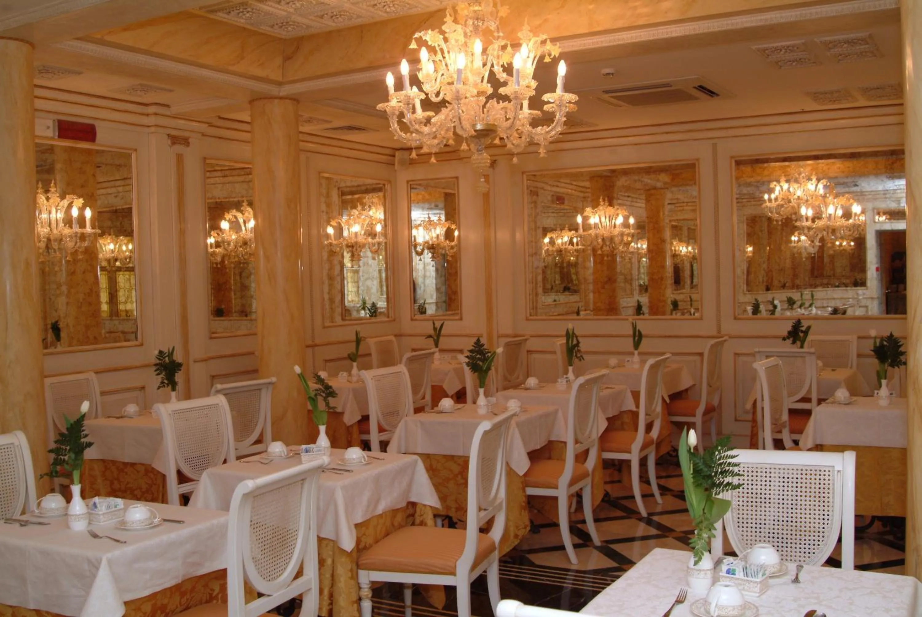 Restaurant/places to eat in Hotel Belle Epoque
