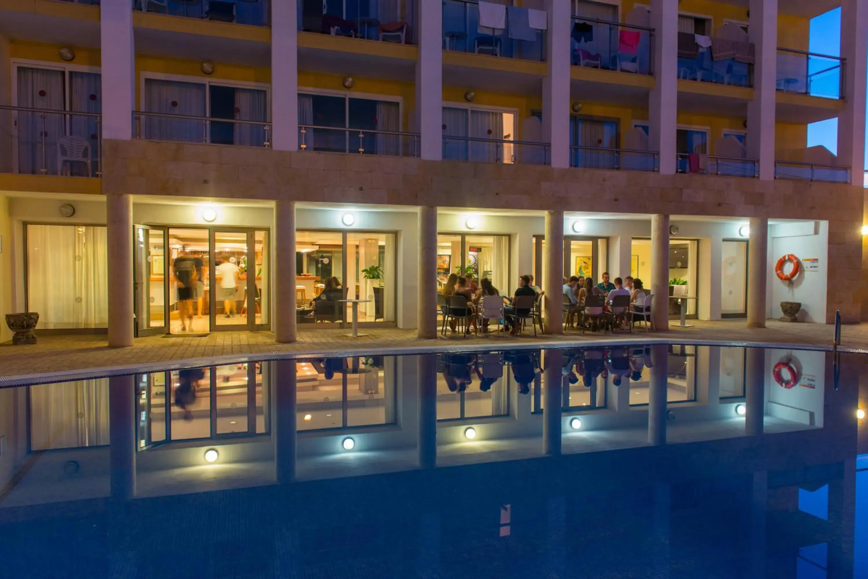 Garden, Swimming Pool in Hotel Bella Mar