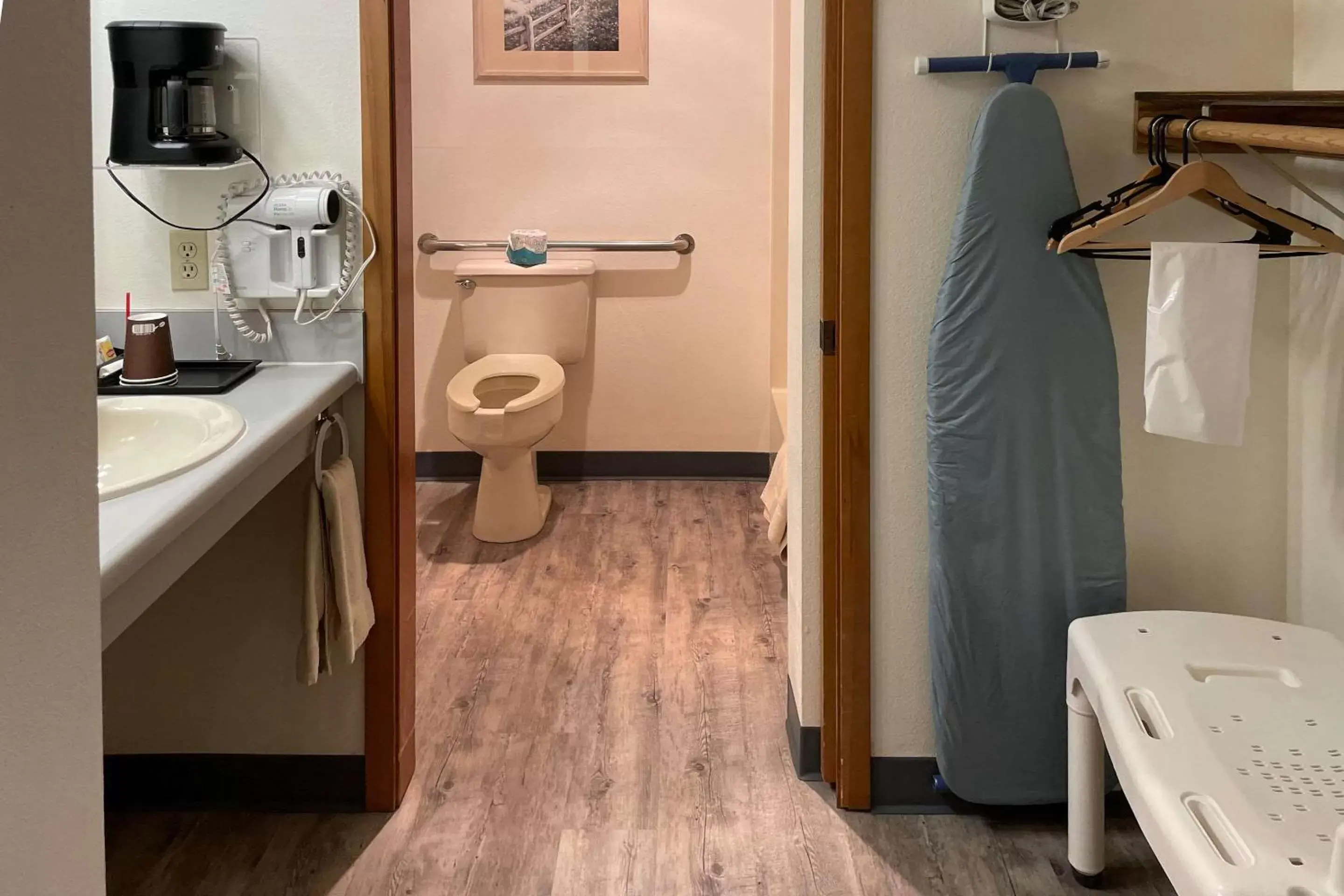 Bedroom, Bathroom in Edgewater Inn and Suites