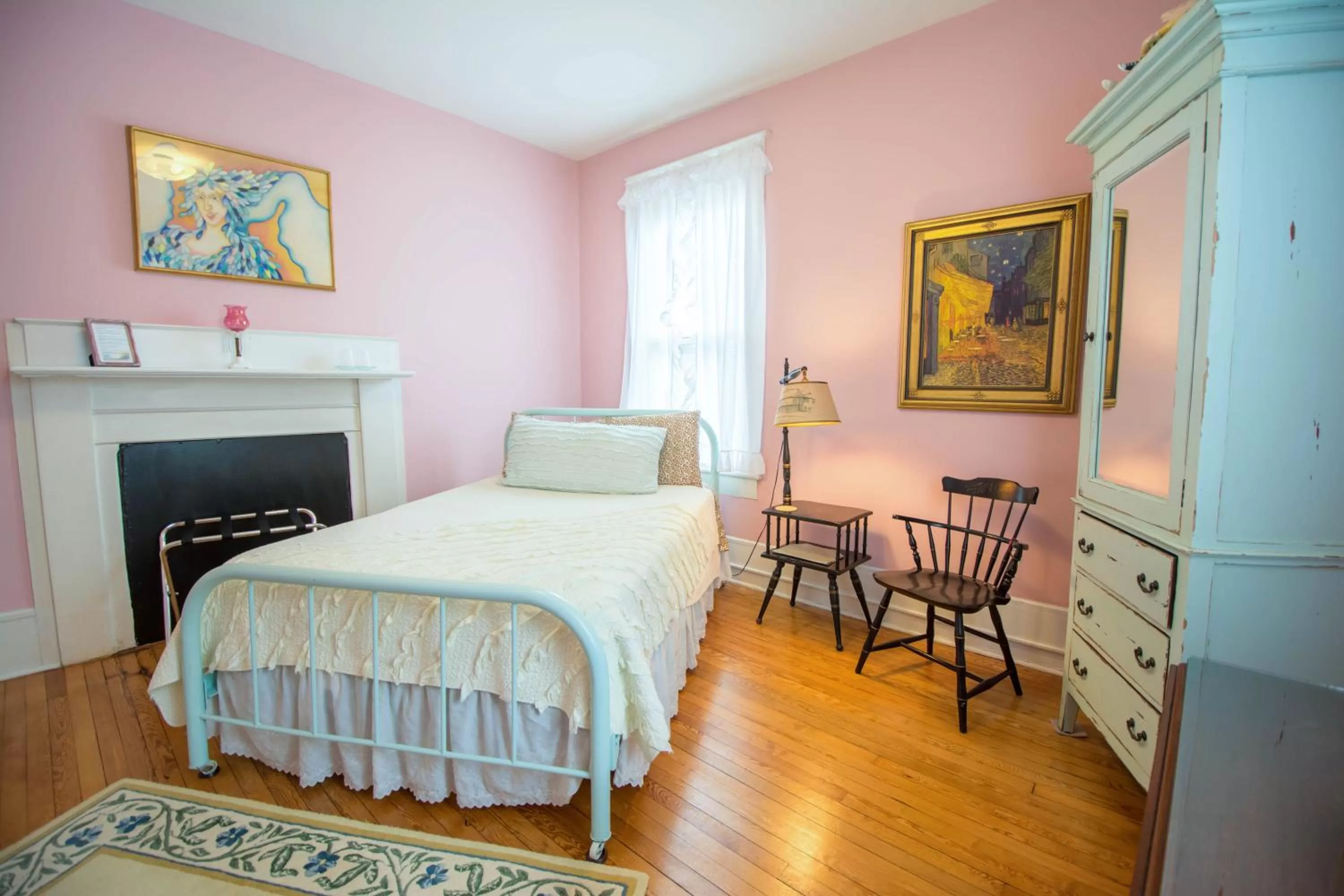 Bed in The Dailey Renewal Retreat B & B